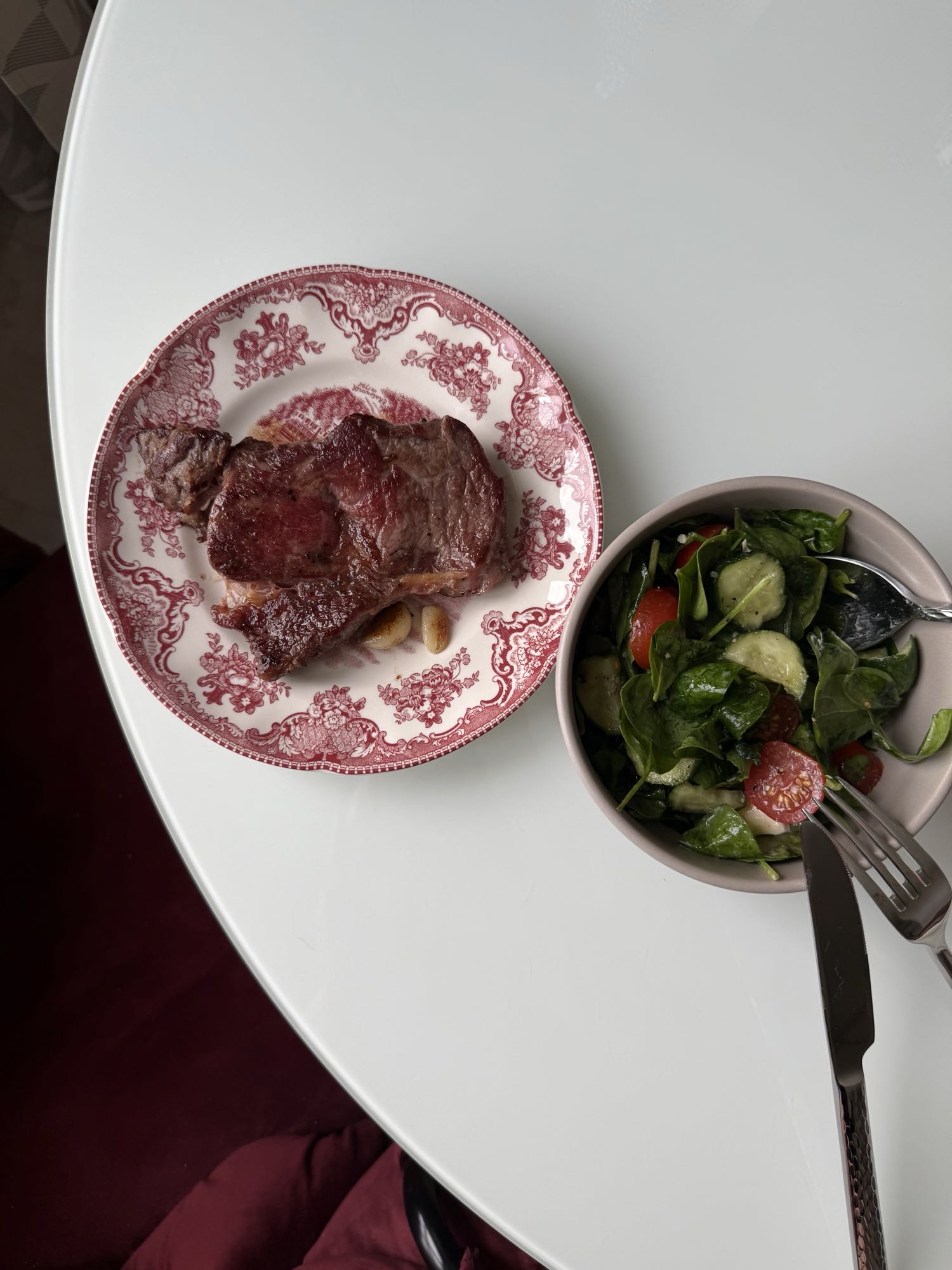 стейк с овощным салатом