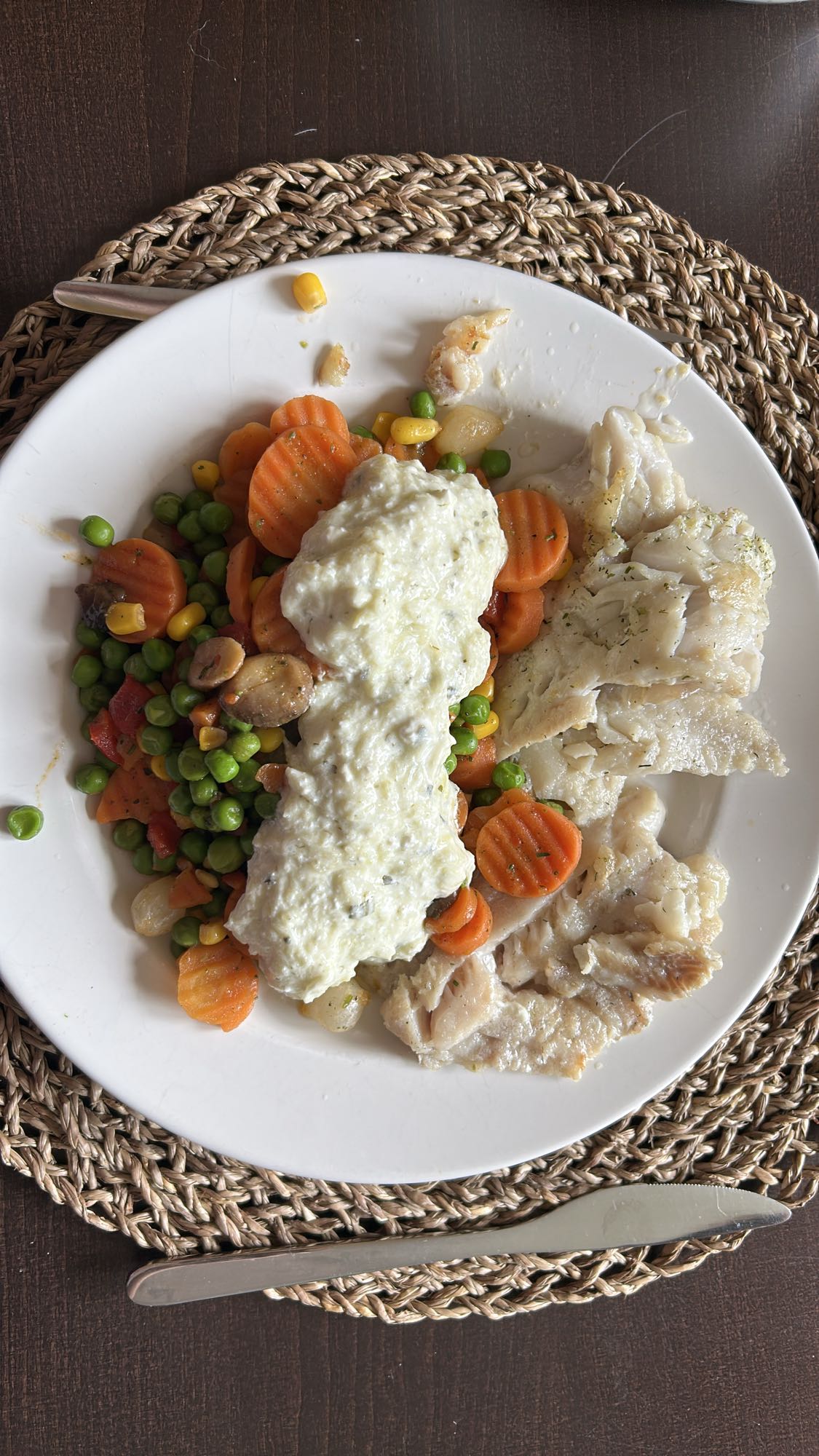 Pescado con verduras y salsa