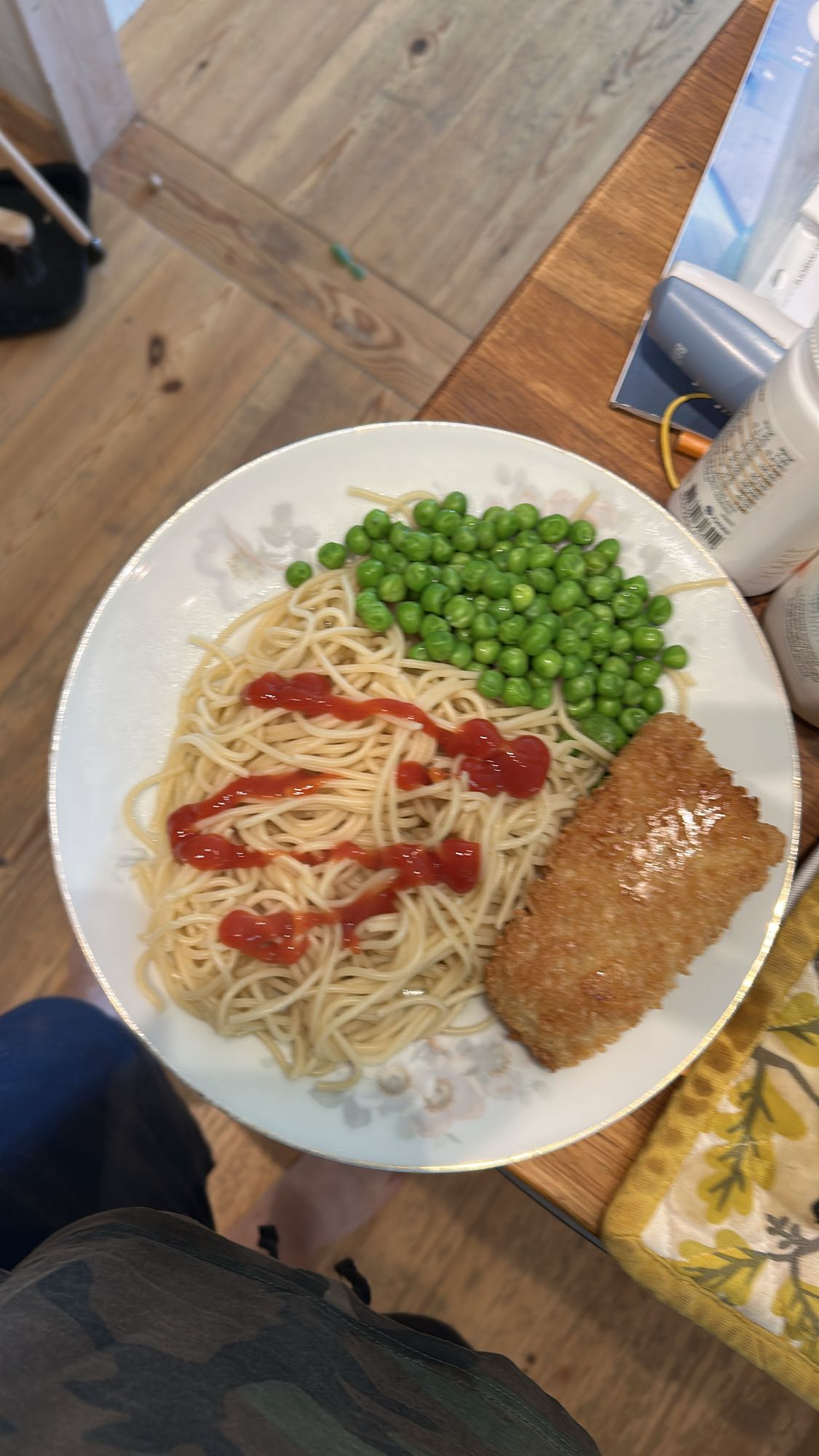 Fiskpinne med pasta och ärtor