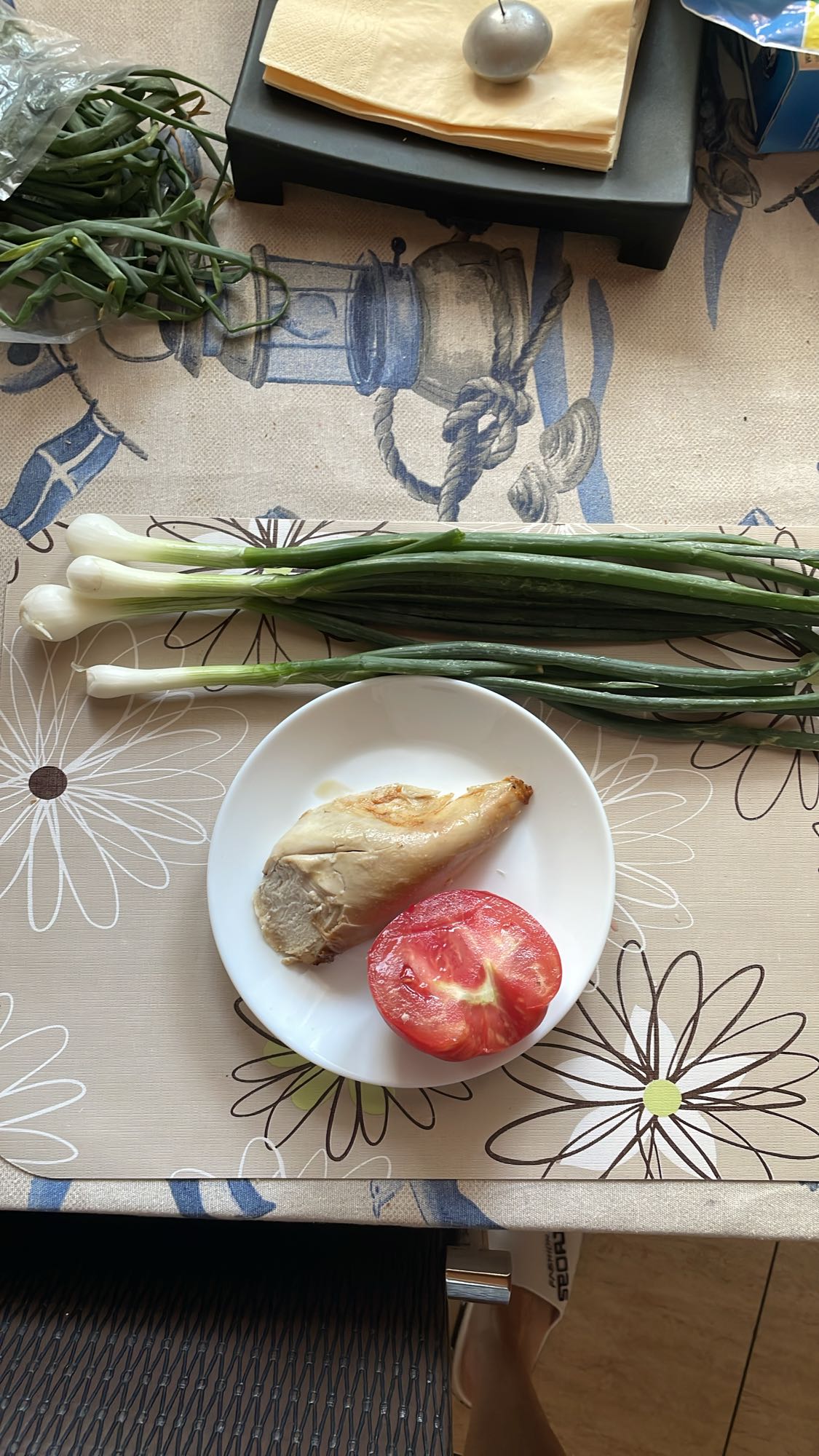 Pui cu roșii și ceapă verde