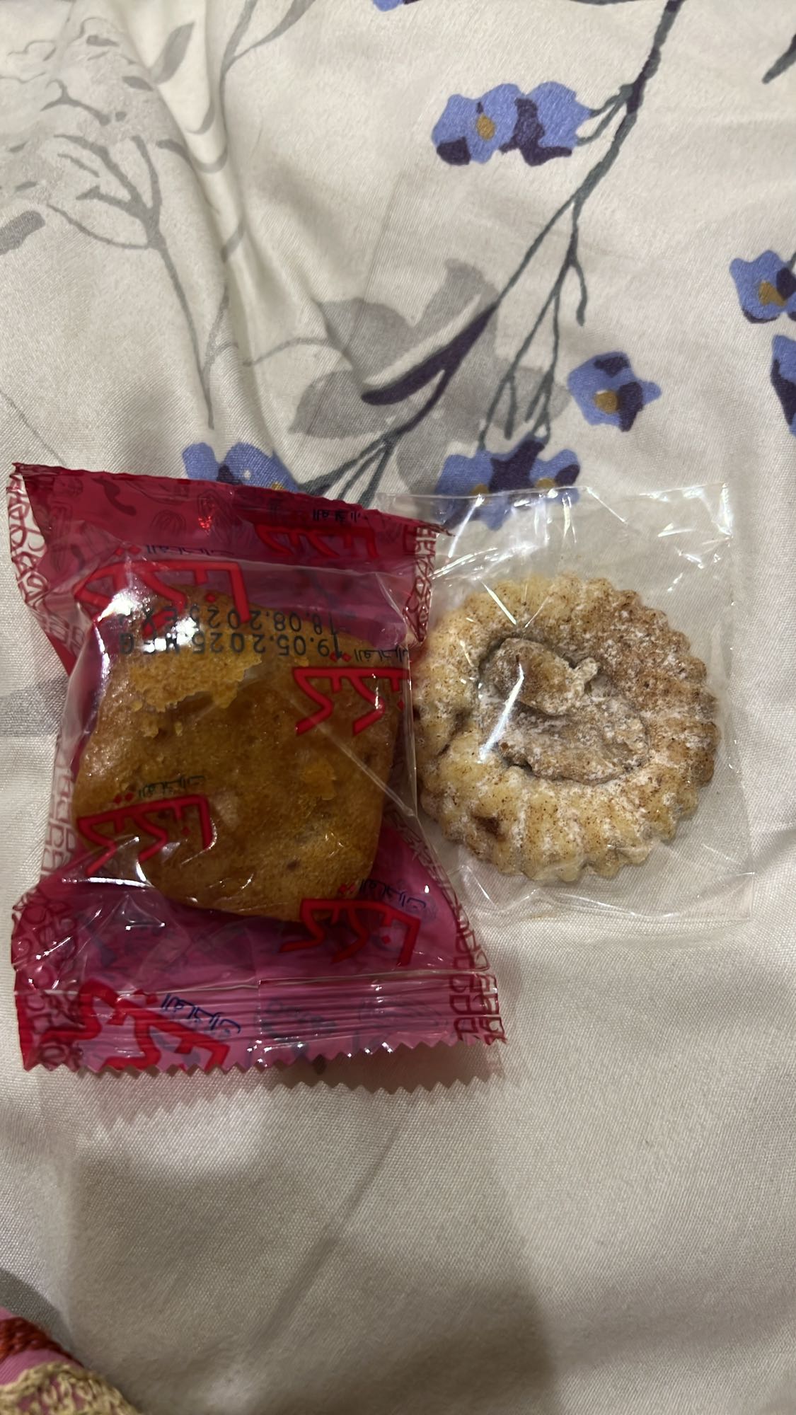 كعكة وبسكويت معبأ