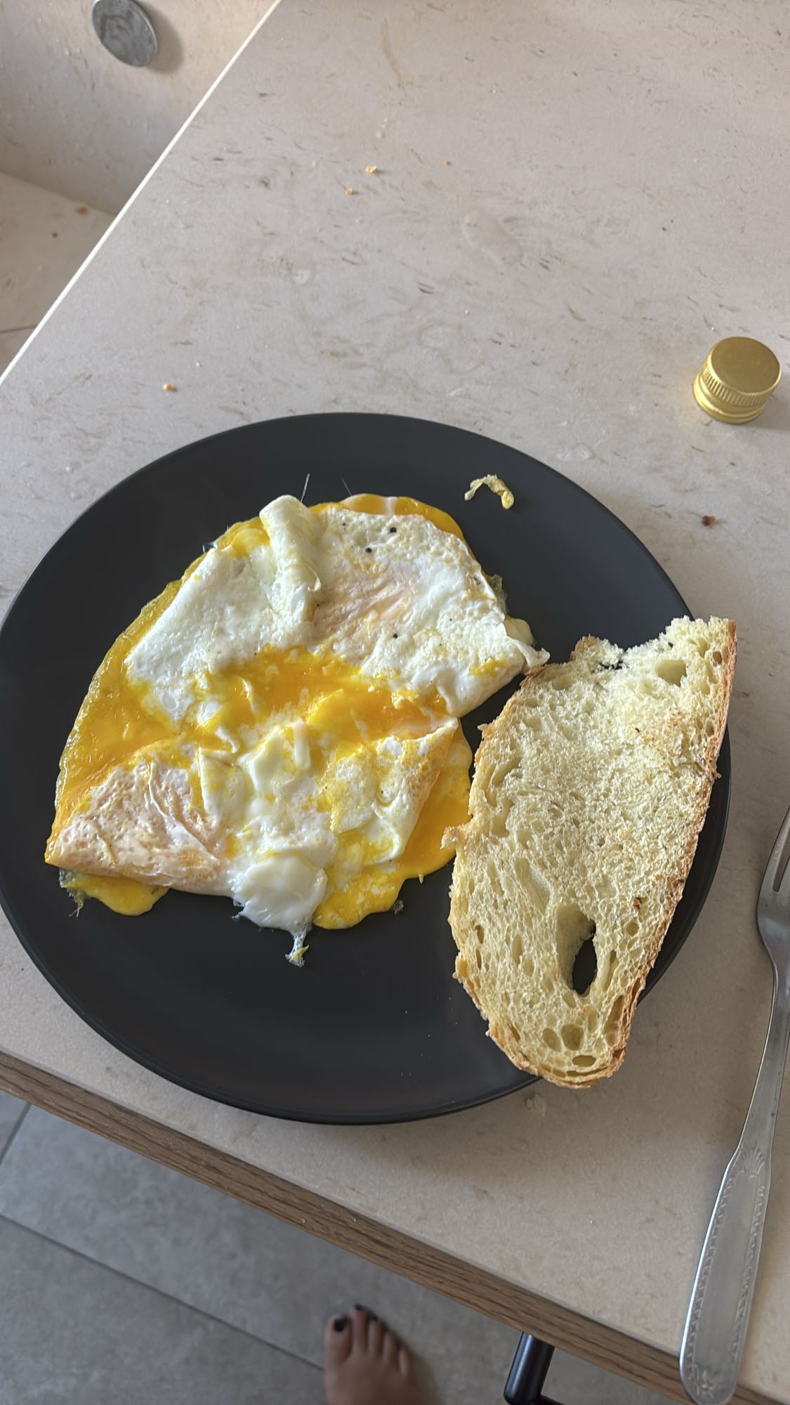 Fried eggs with bread
