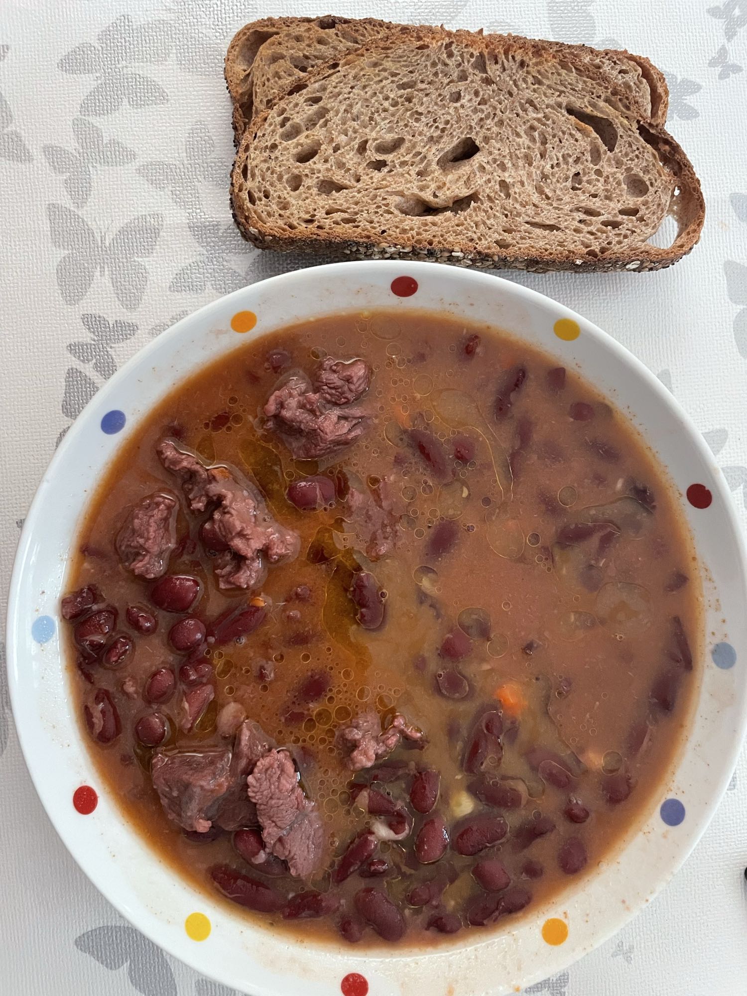 Bohnensuppe mit Brot