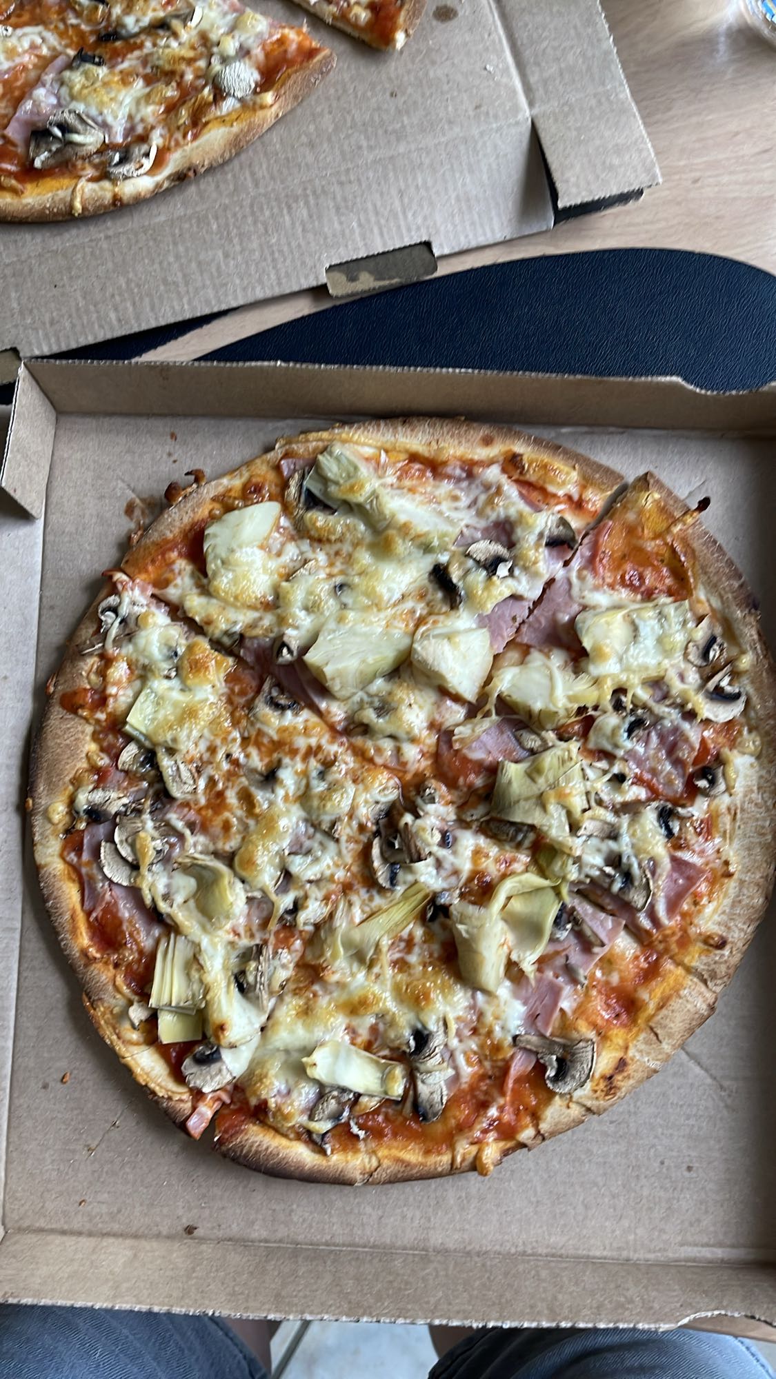 Pizza met ham en groenten