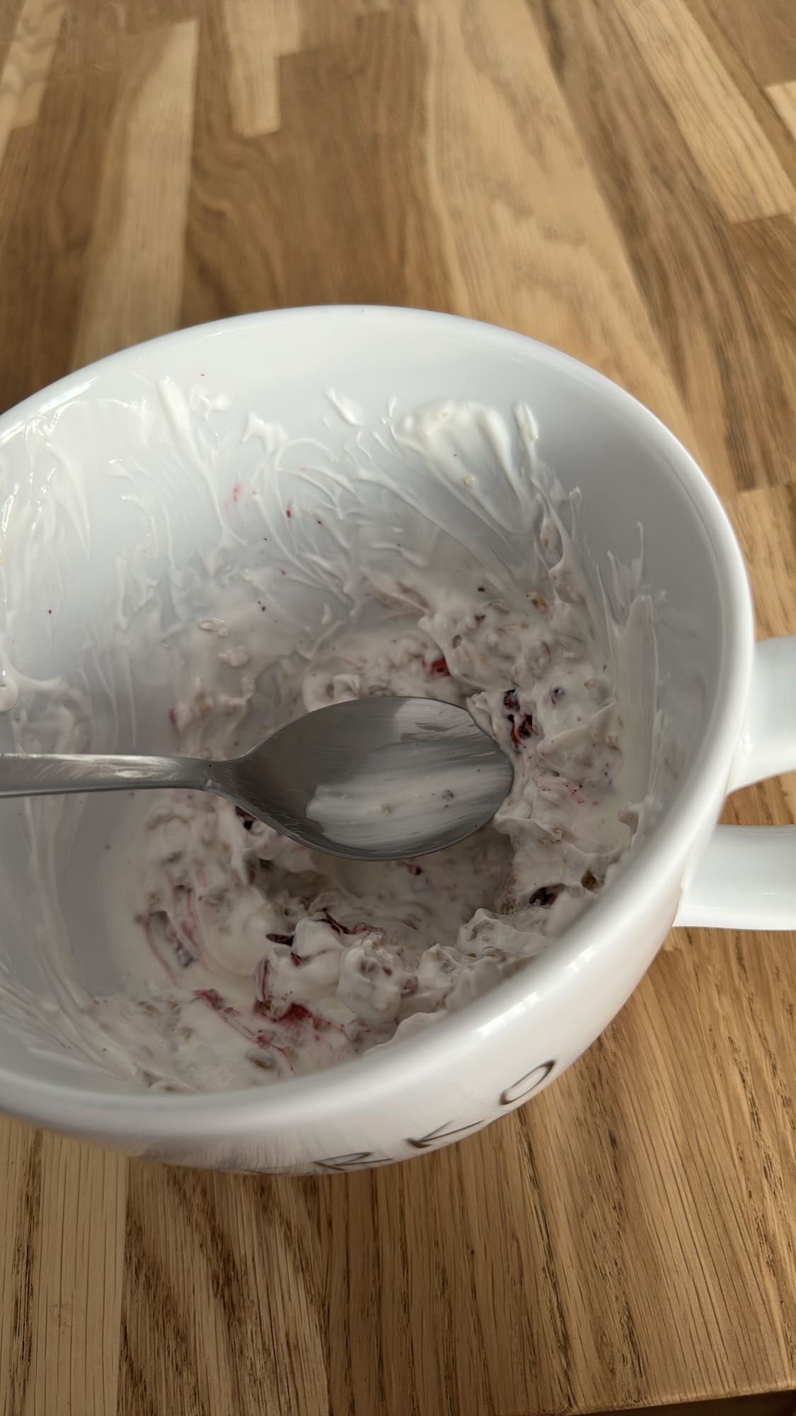 jogurt z owocami i płatkami