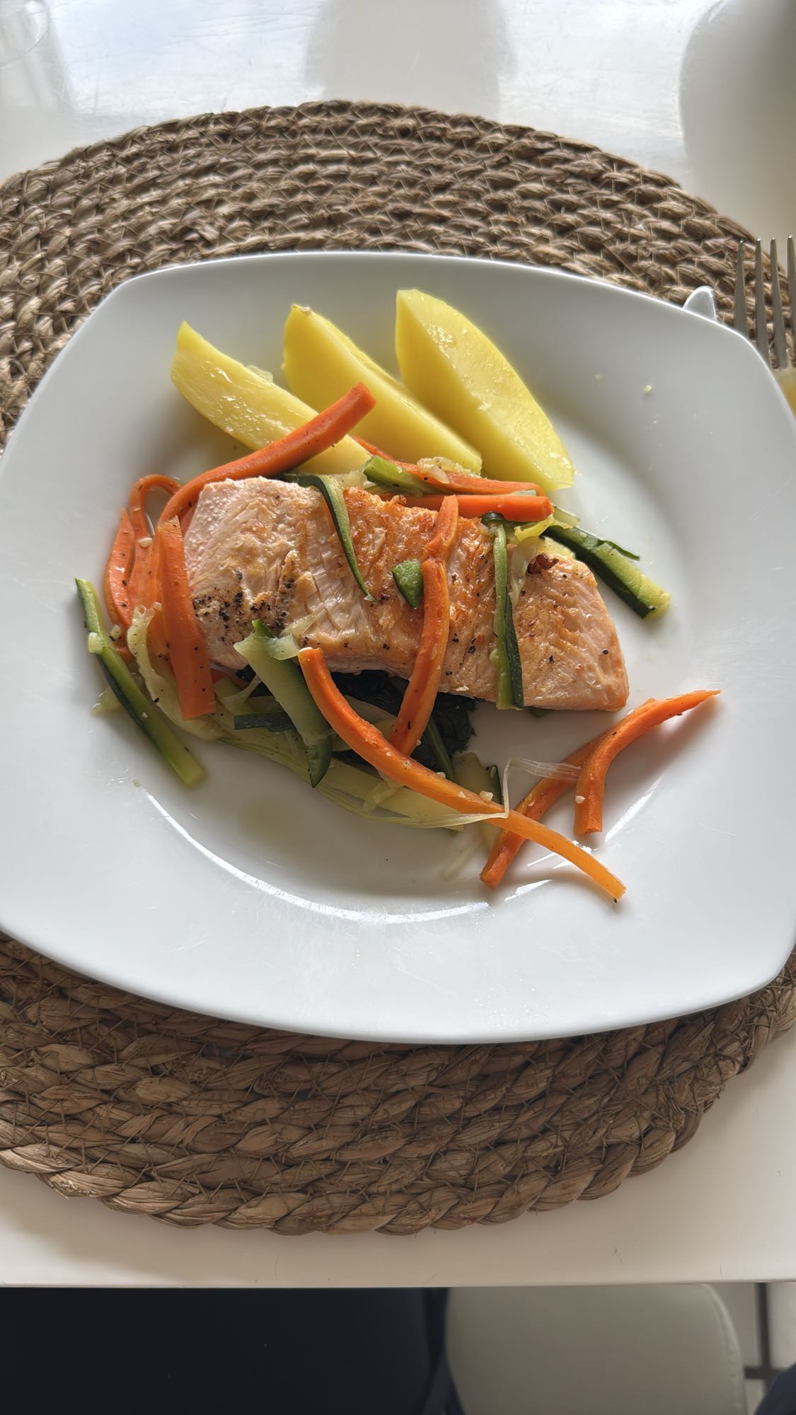 Zalm met groenten en aardappel