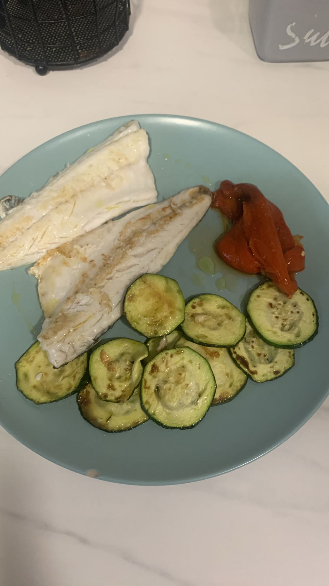 Pescado con calabacín y pimientos