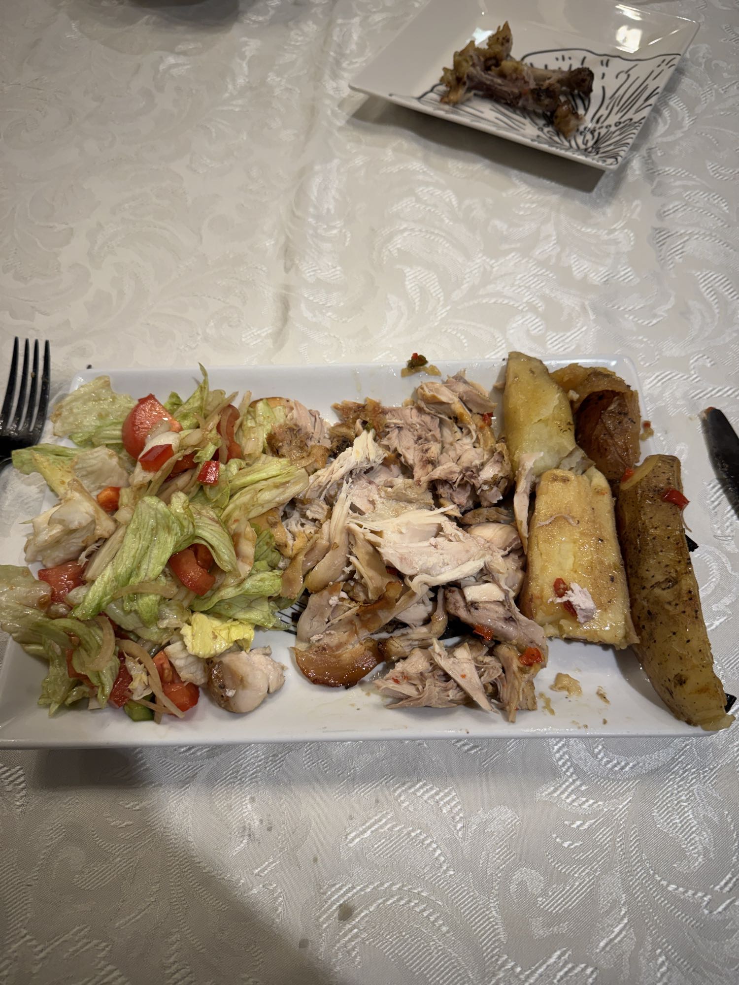 Pollo con ensalada y yuca
