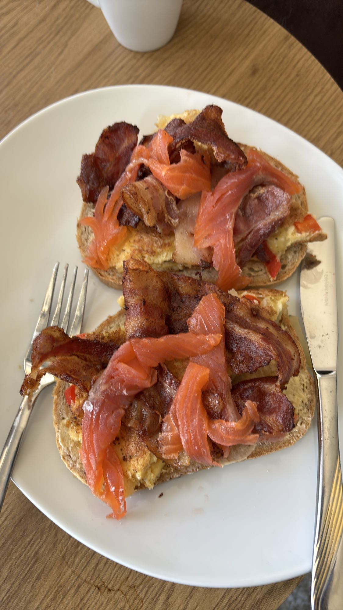 Ristet brød med bacon og laks