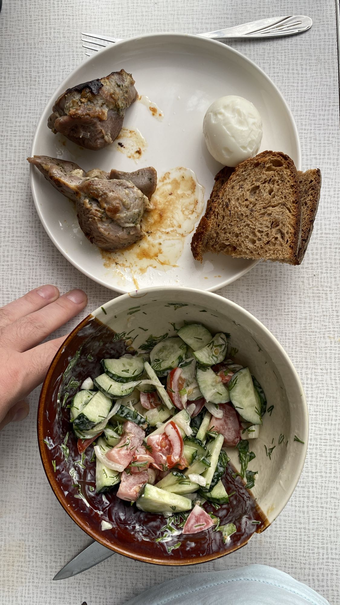 Жареная индейка с салатом и хлебом