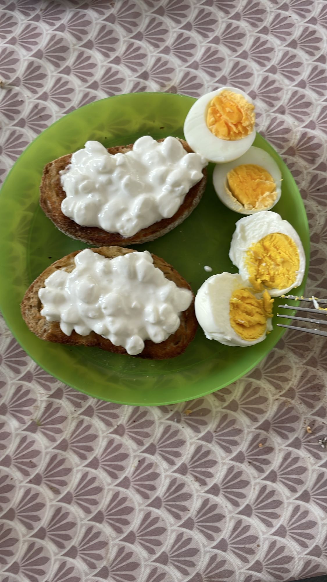 Ouă fierte și pâine cu brânză