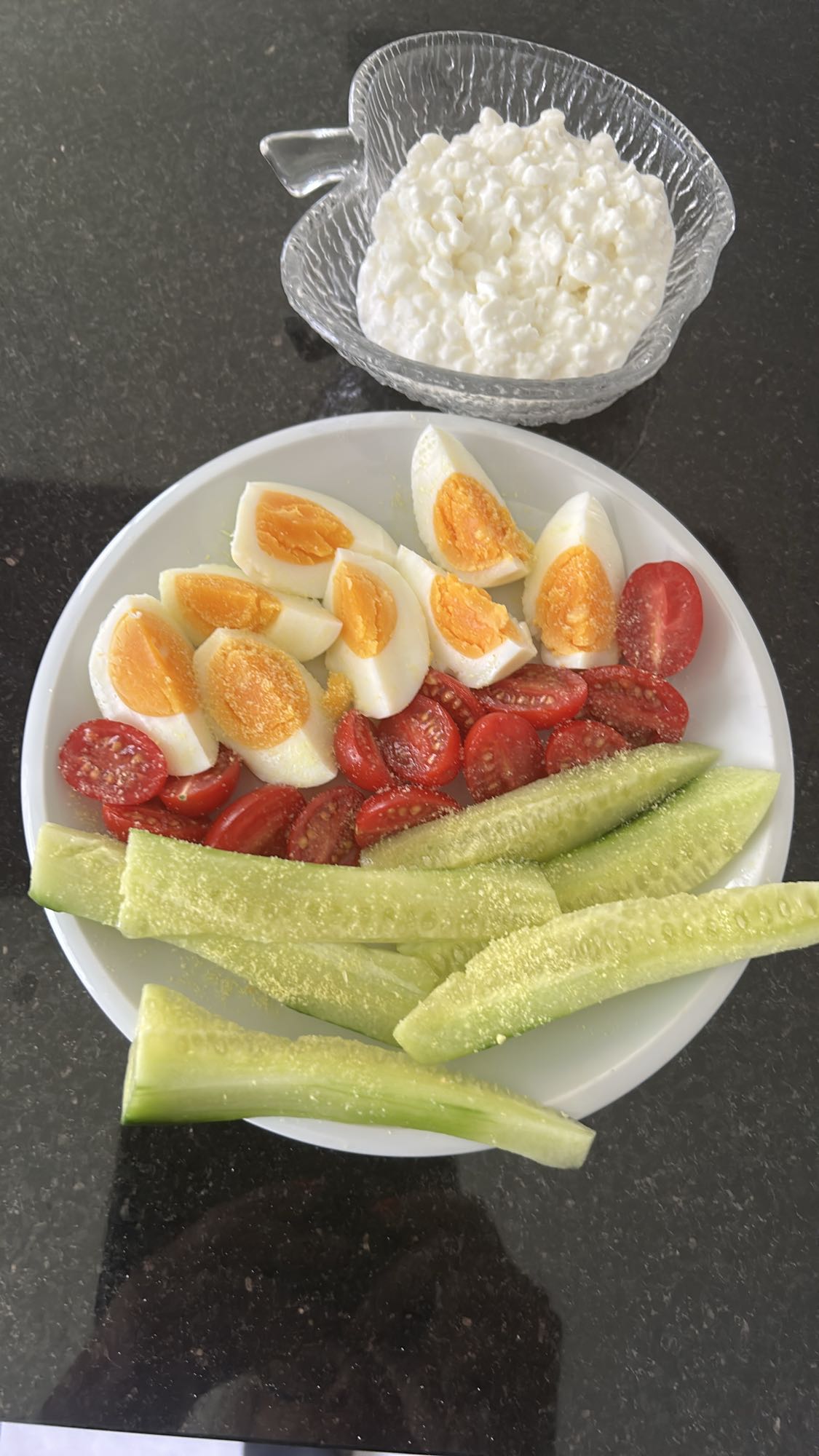 Ei-Gemüse-Käse Teller