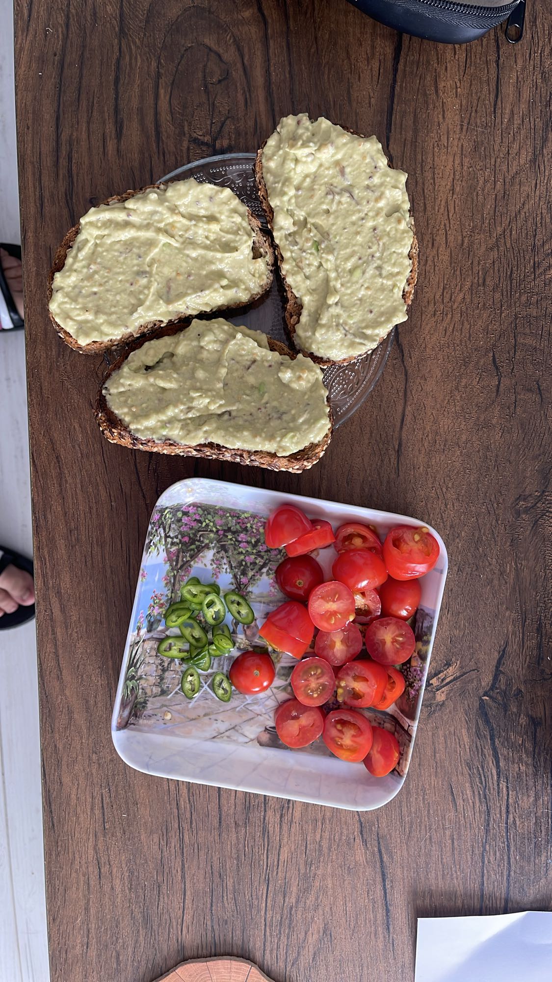 Pâine cu avocado și legume