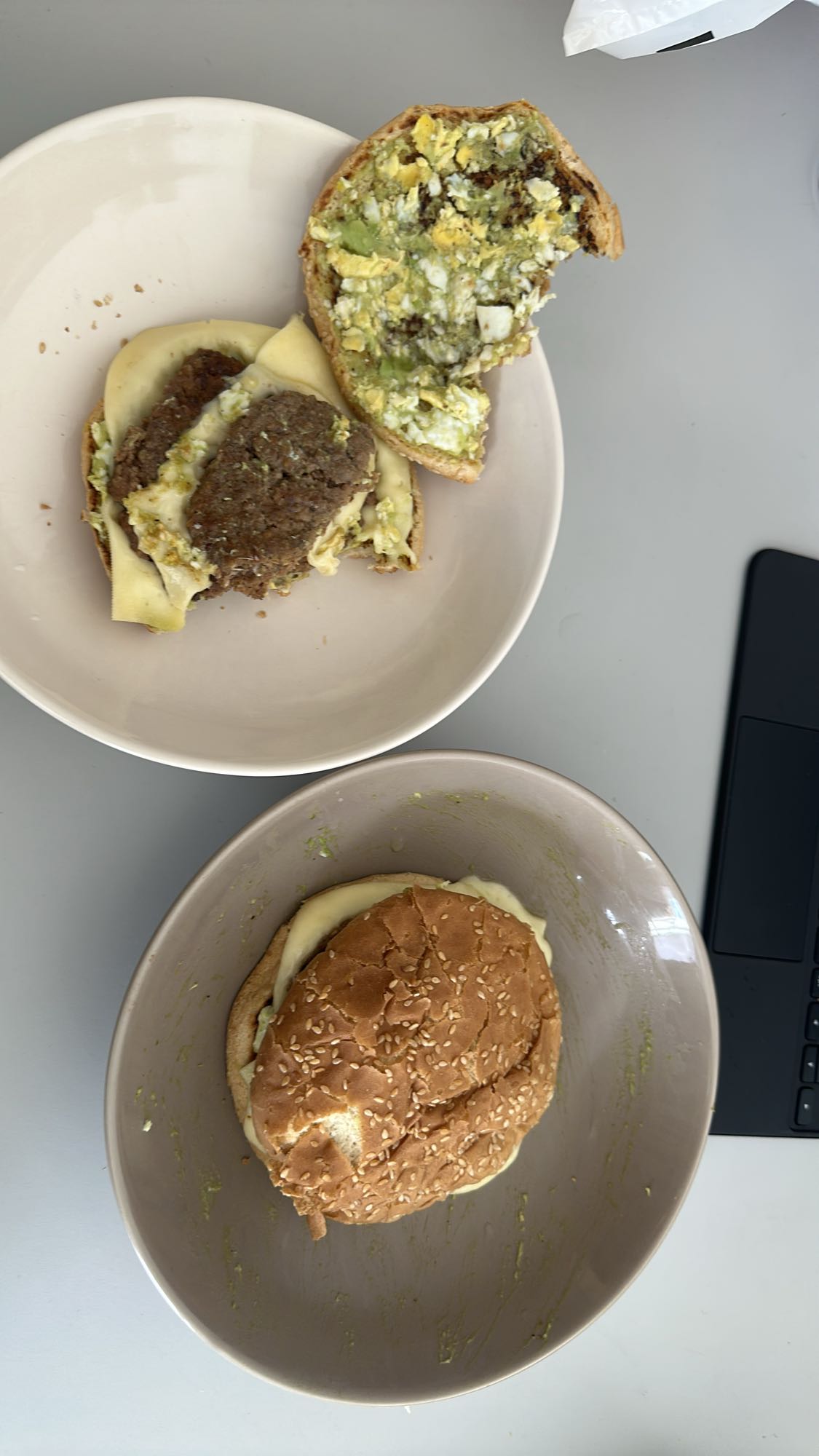 Burgers au fromage et avocat