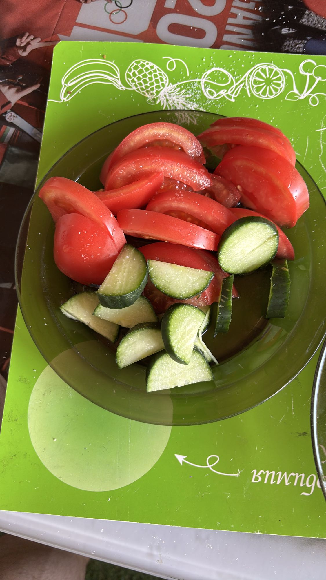 Доматена салата с краставици