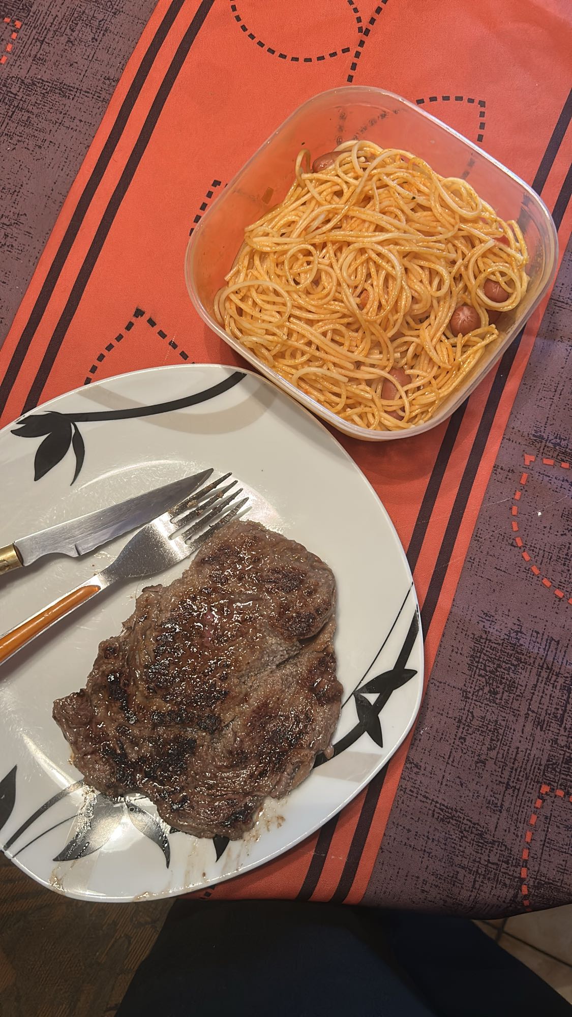 Bistecca mit etwas Nudeln und Wurst