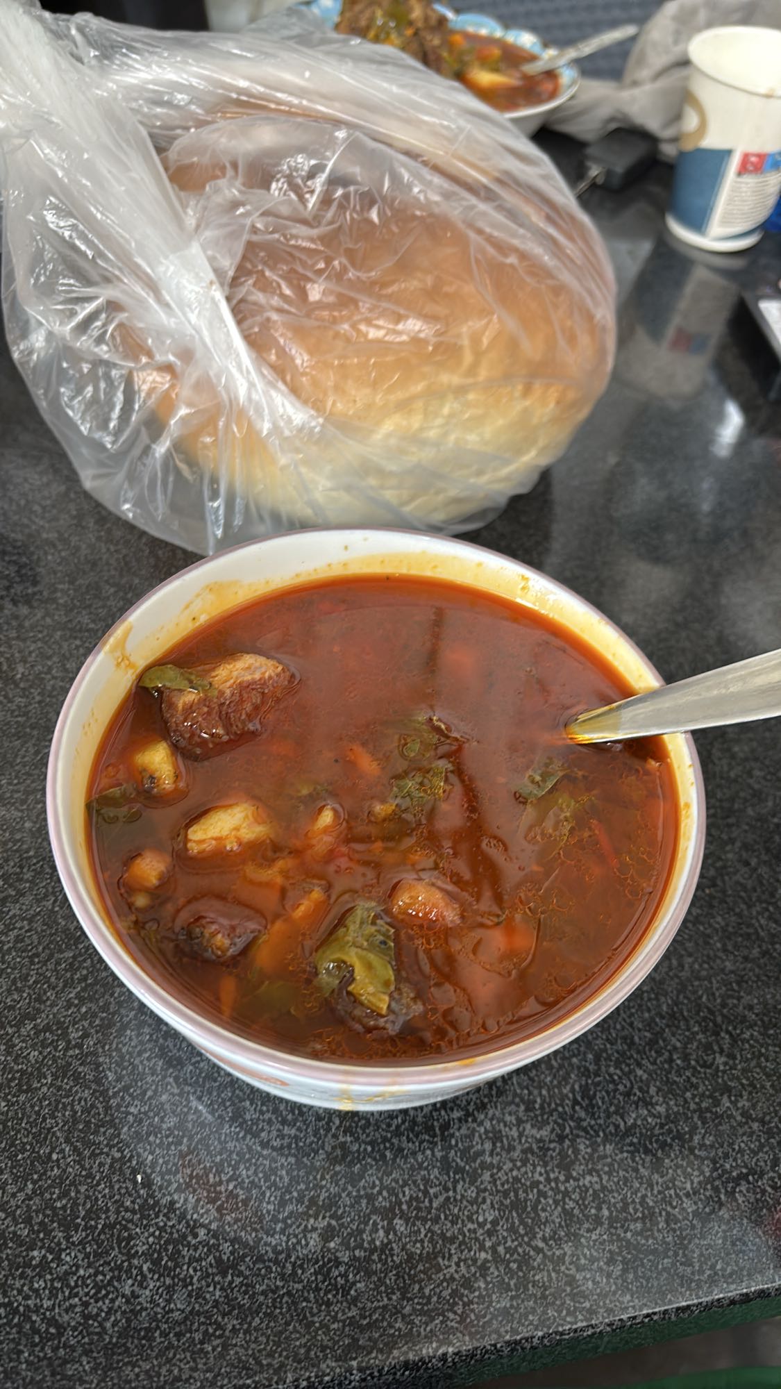 Supă picantă cu pâine