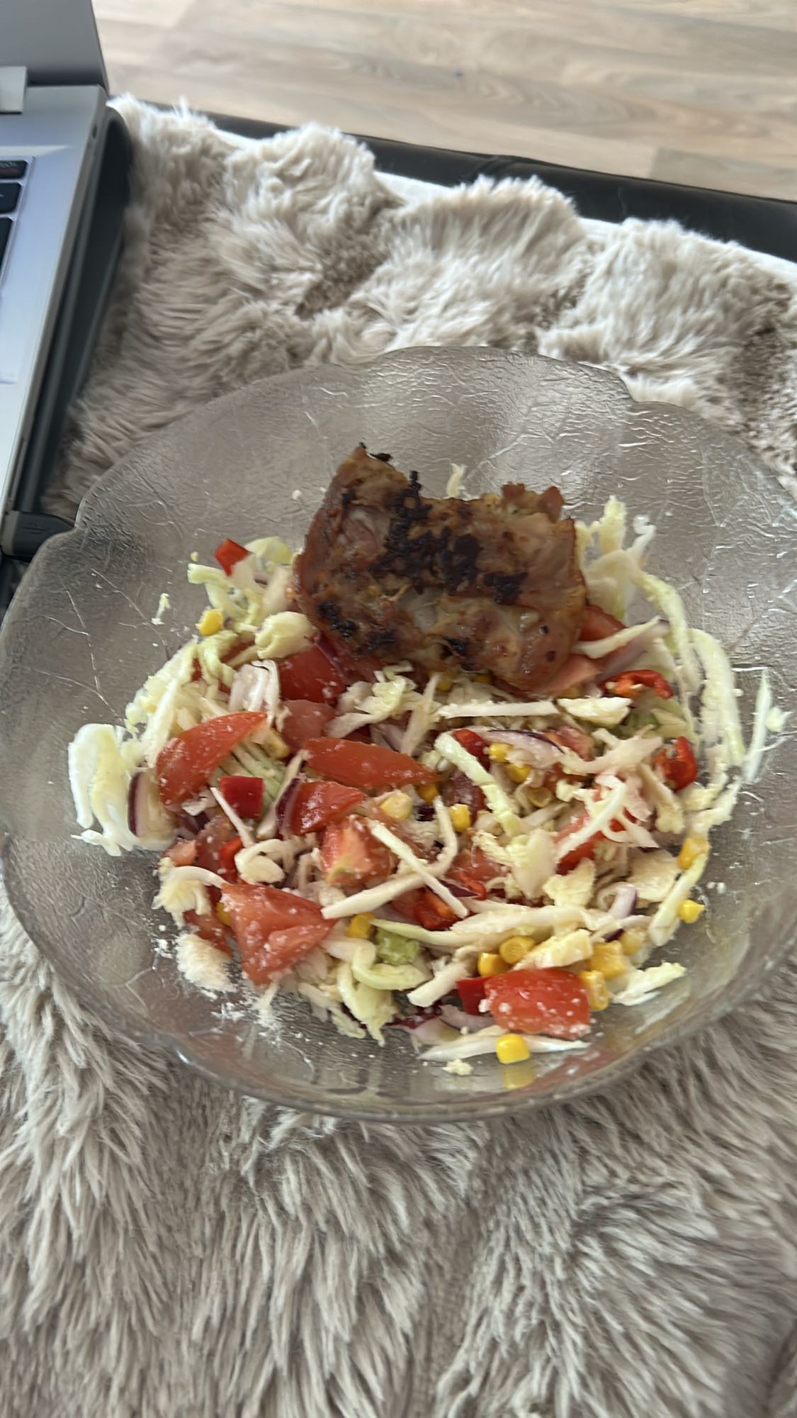 Grillet kjøtt med salat