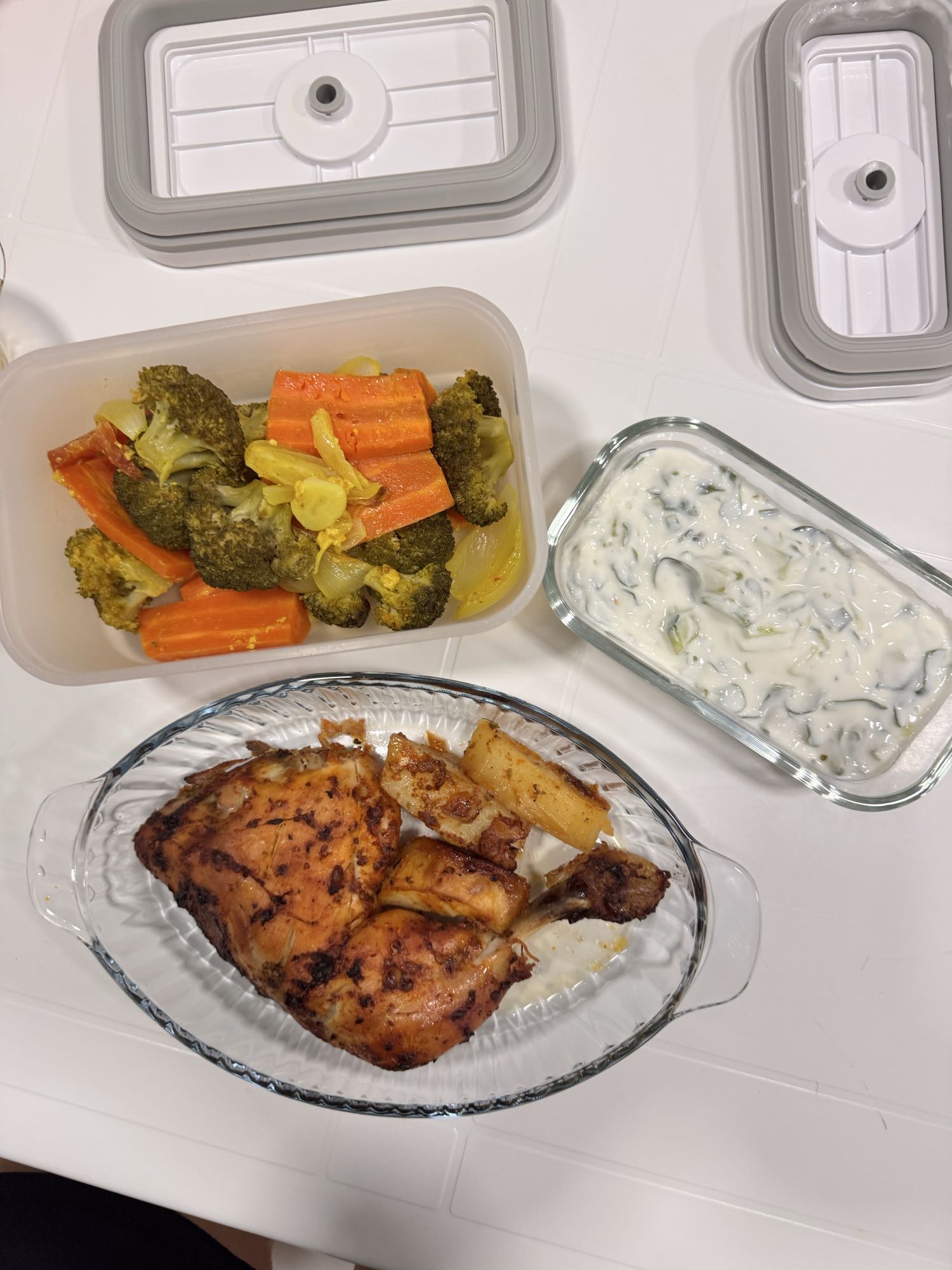 Курица с овощами и соусом