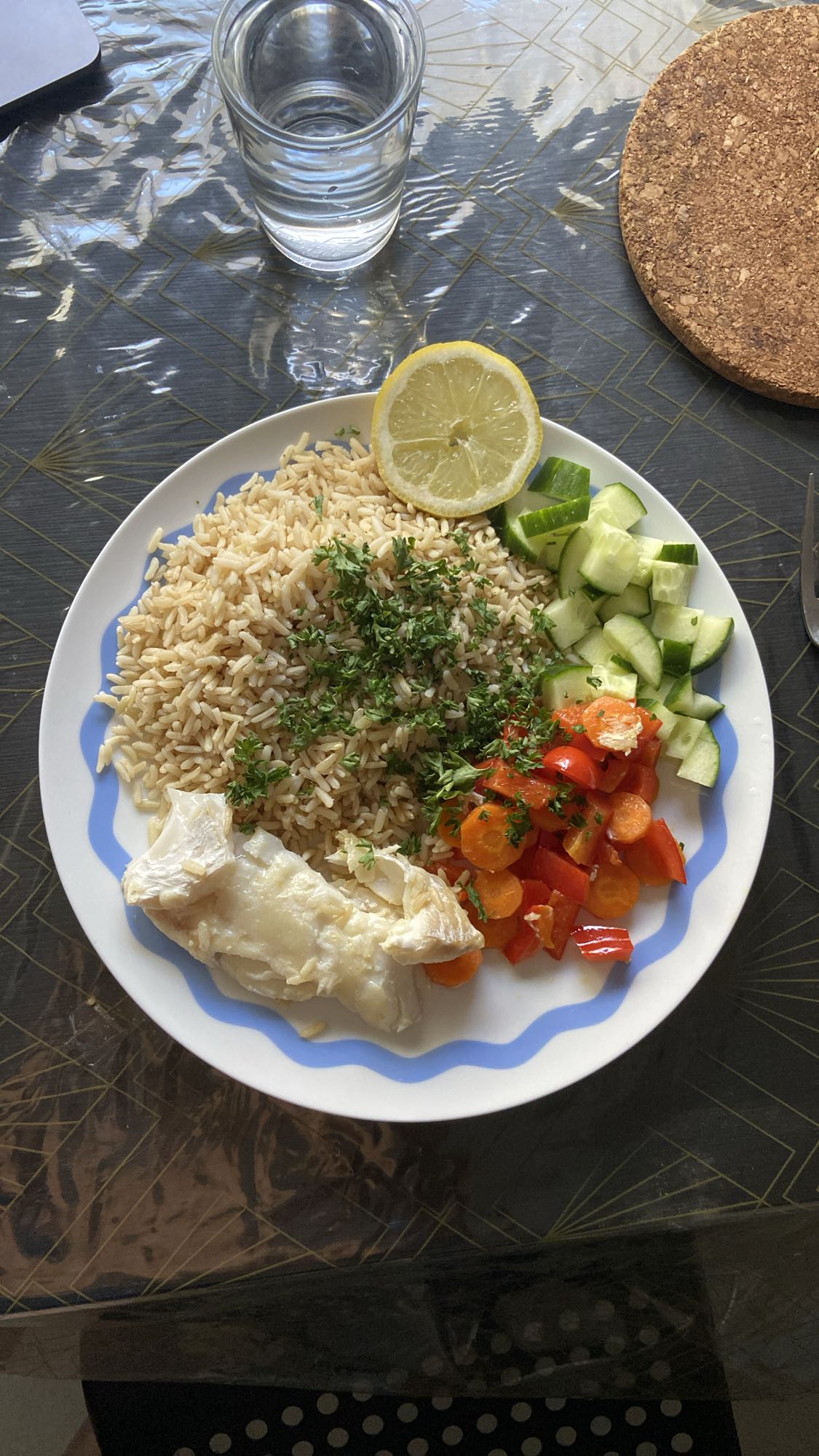 Poisson, riz et légumes frais