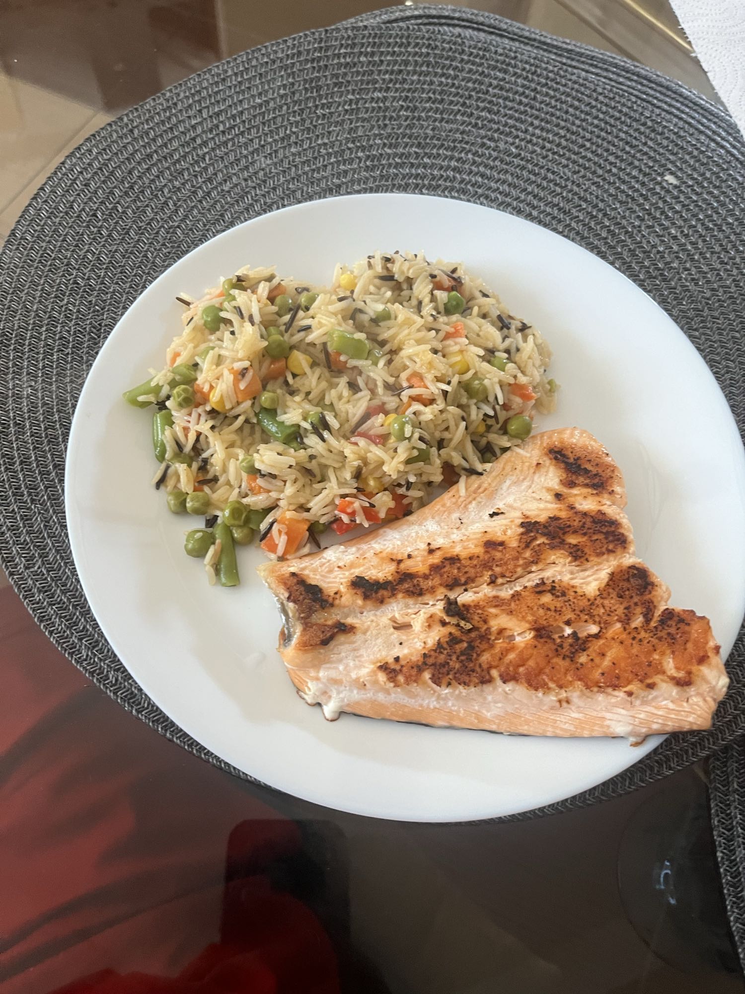 Somon cu orez și legume