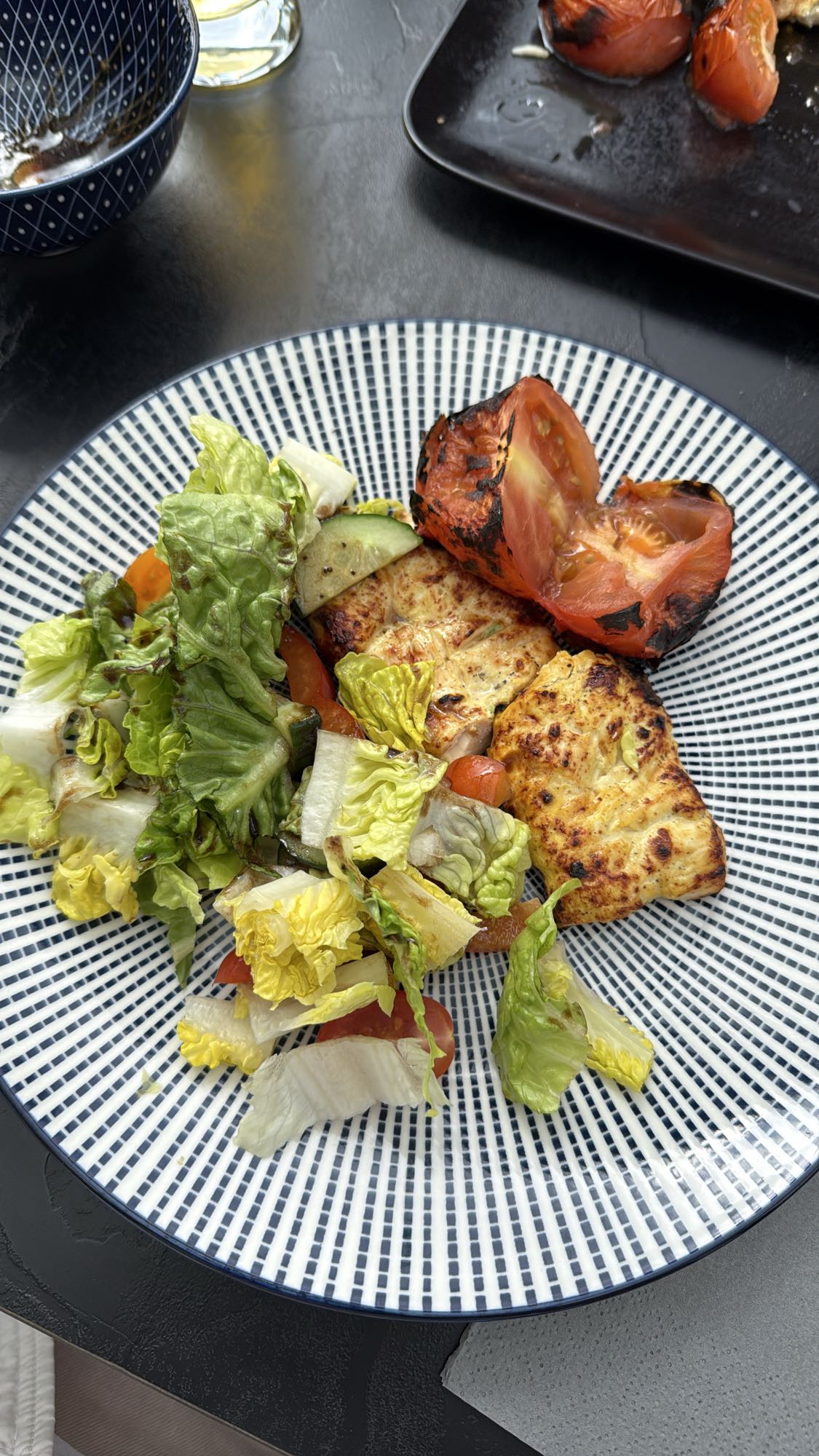 Gegrilltes Hähnchen mit Salat