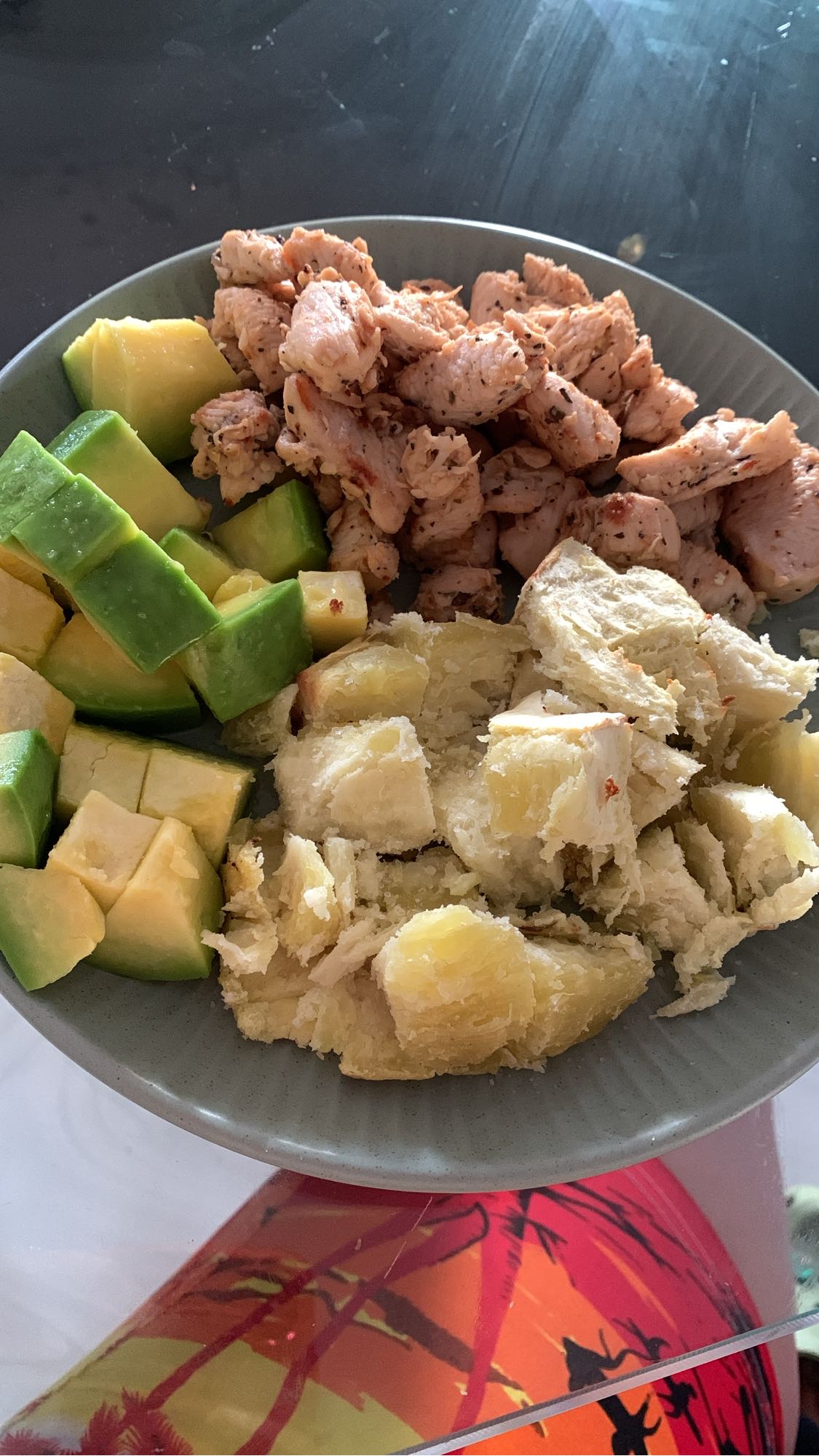 Pollo, aguacate y yuca