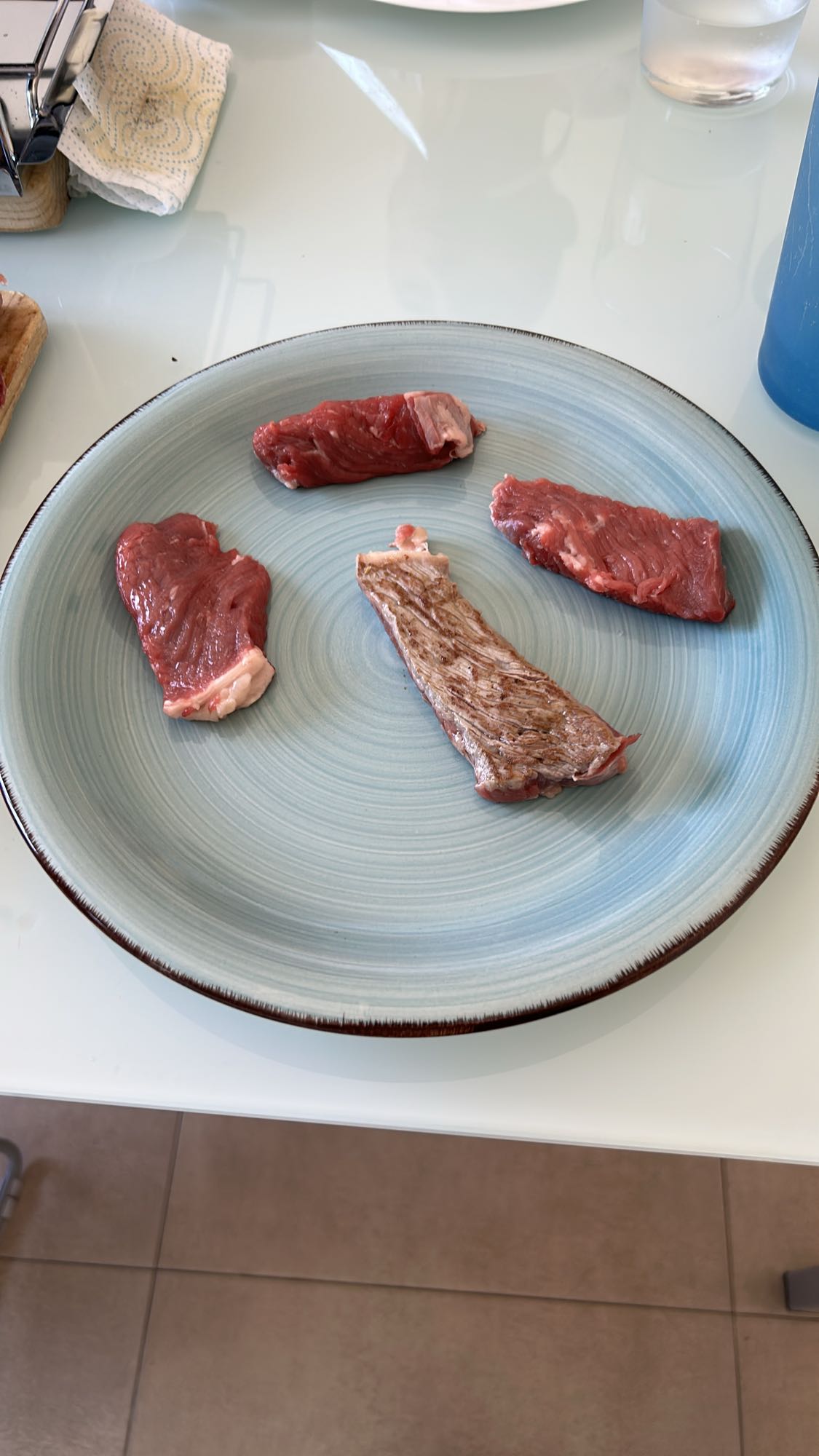 tiras de carne cruda