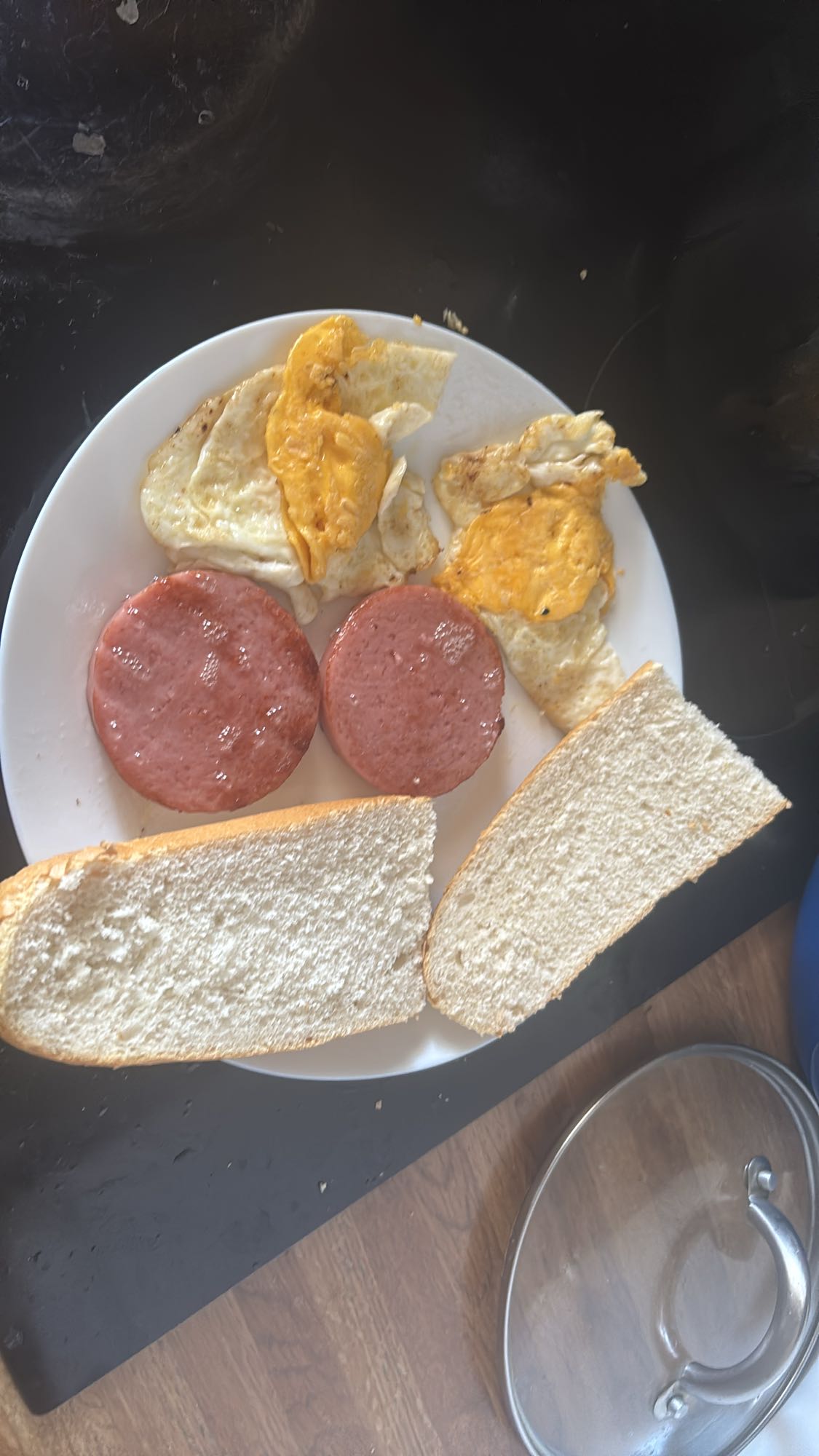 Desayuno con huevo y salchicha