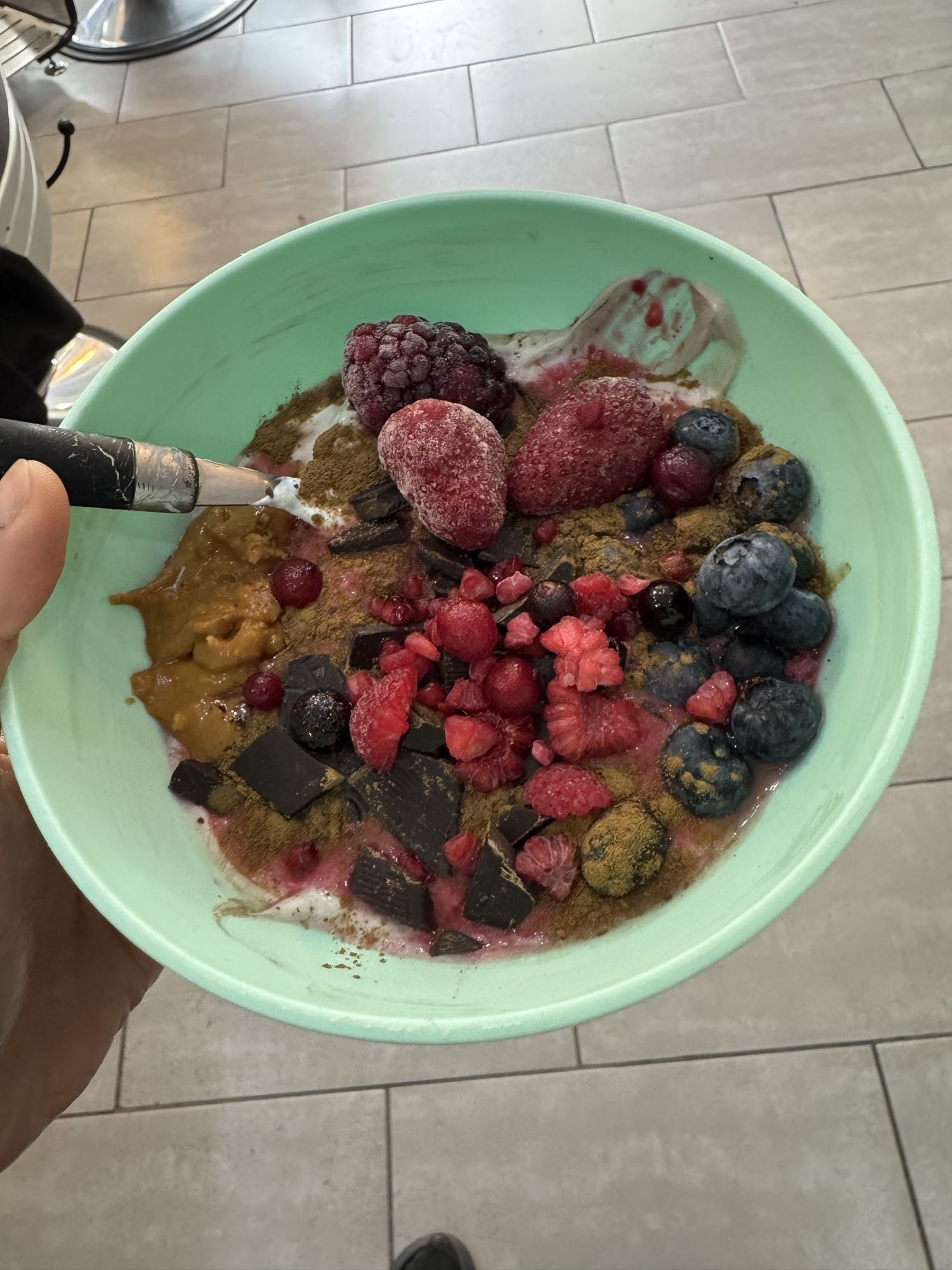 Schüssel mit Beeren und Schokolade