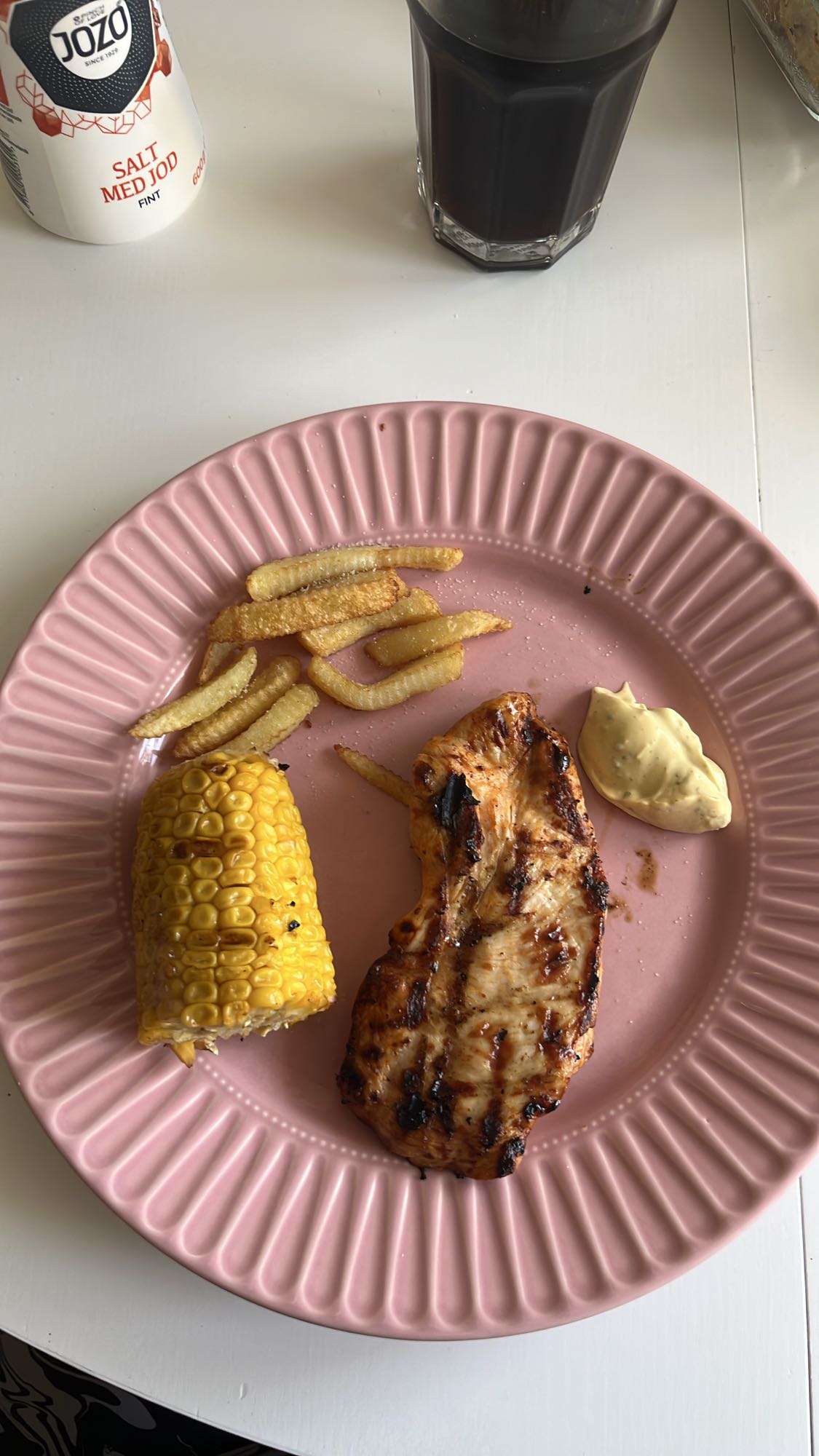 Kyckling med pommes och majs