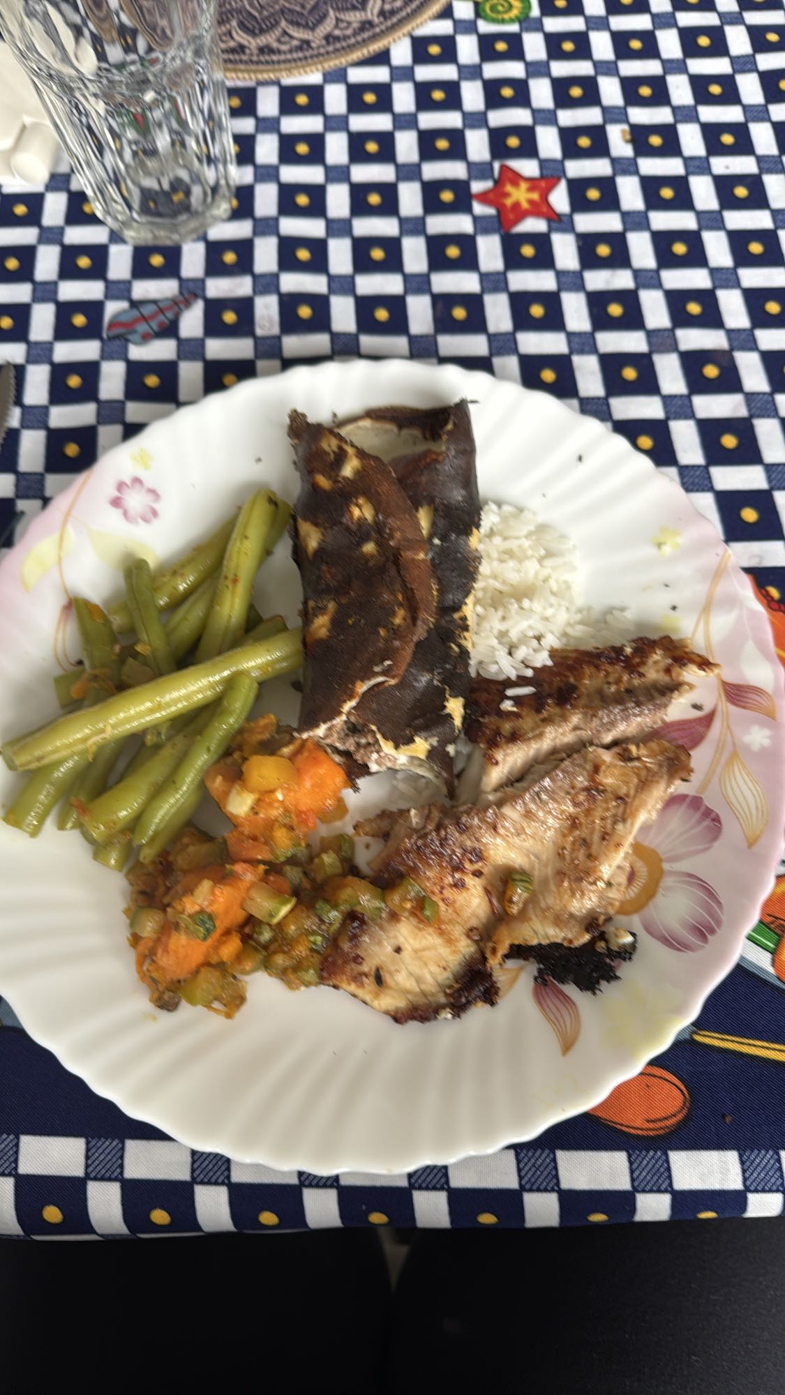Peixe com legumes e arroz