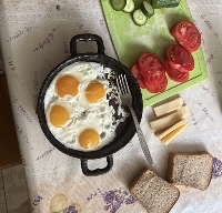 Яичница с овощами и хлебом