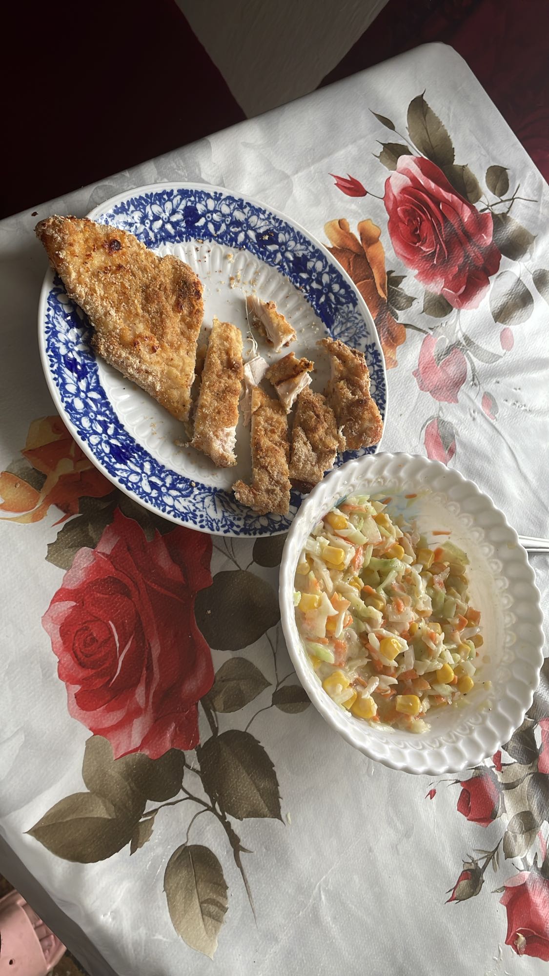 Salată de legume cu măr ras, iaurt light și piept de pui în pesmet