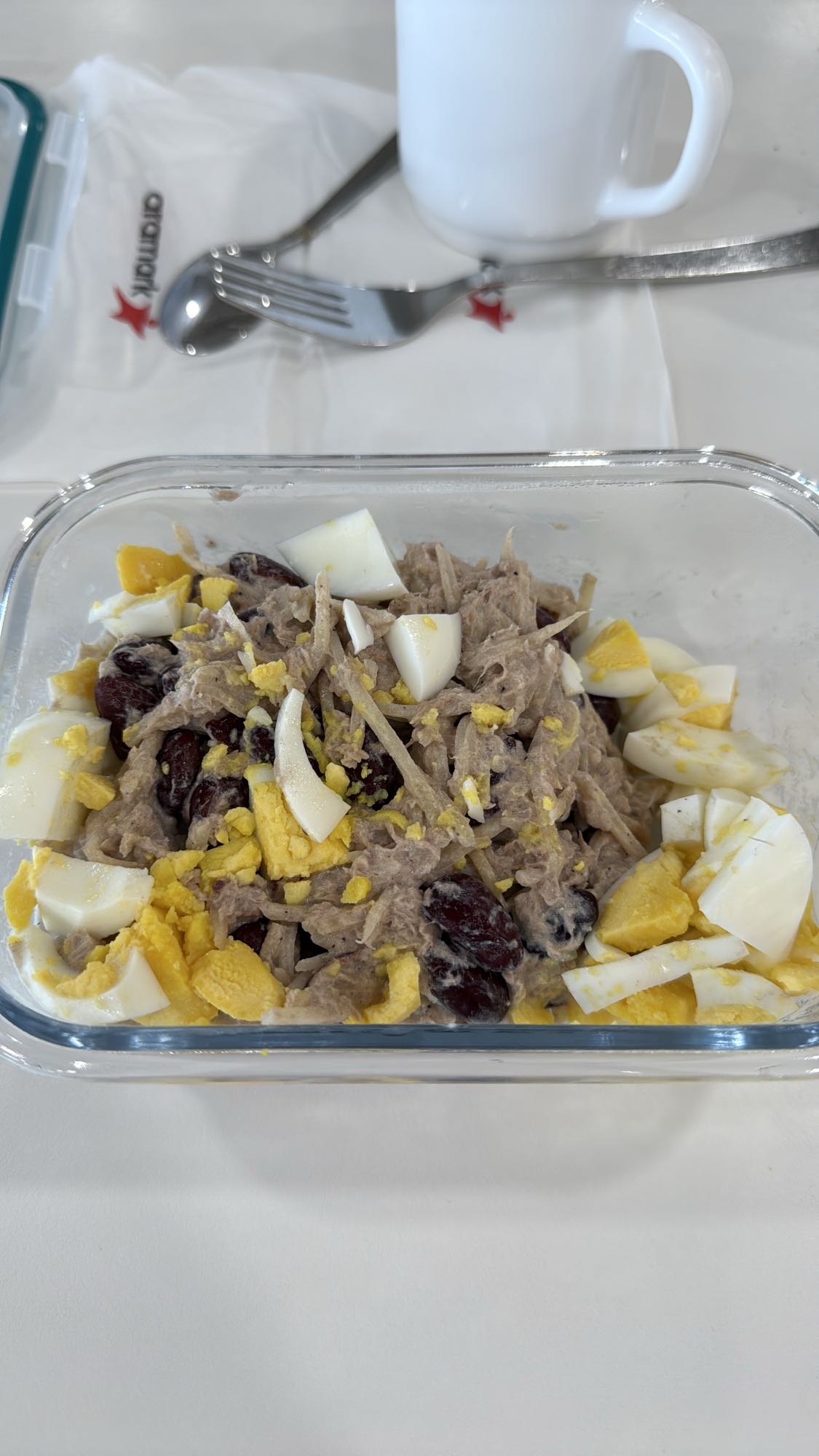 Sałatka z tuńczykiem i jajkiem