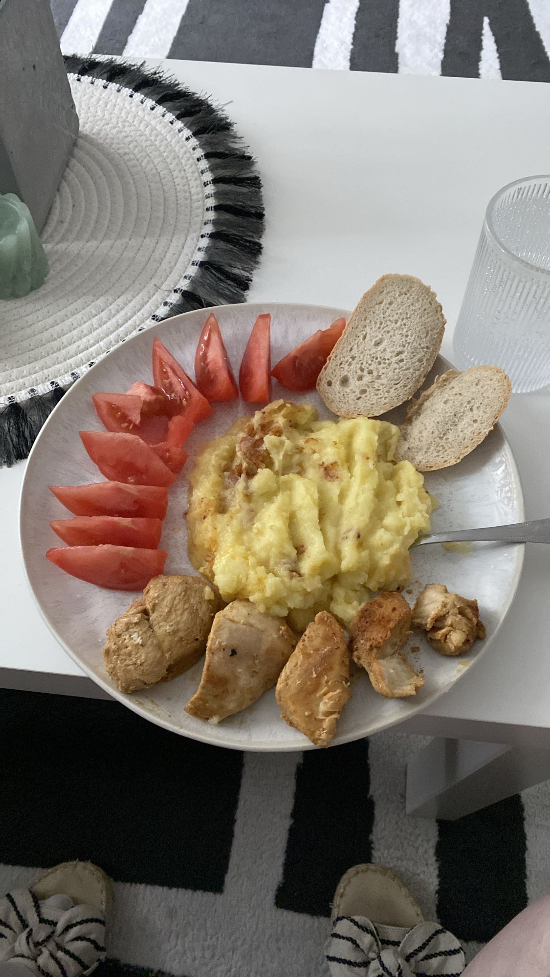 Курка з пюре та овочами