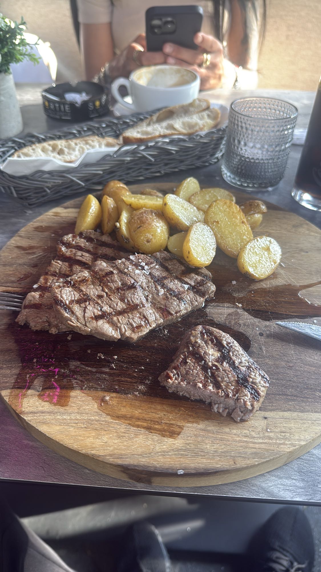 Stek z ziemniakami i chlebem