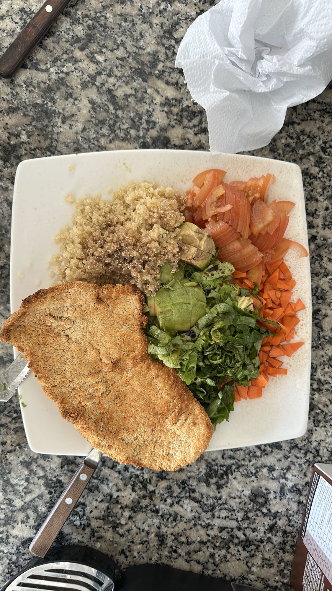 Milanesa con ensalada y quinoa