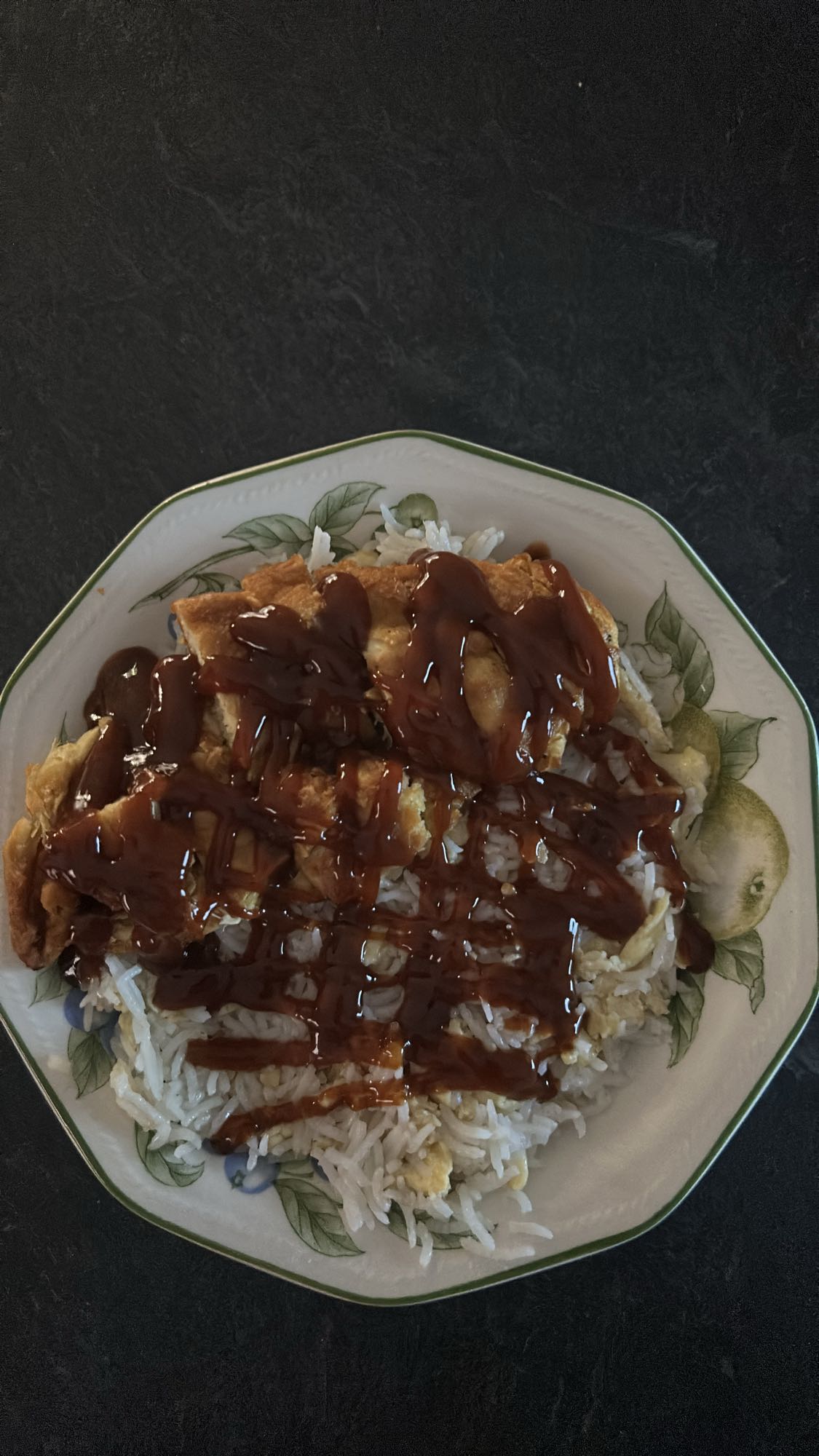 Omelette sur riz sauce