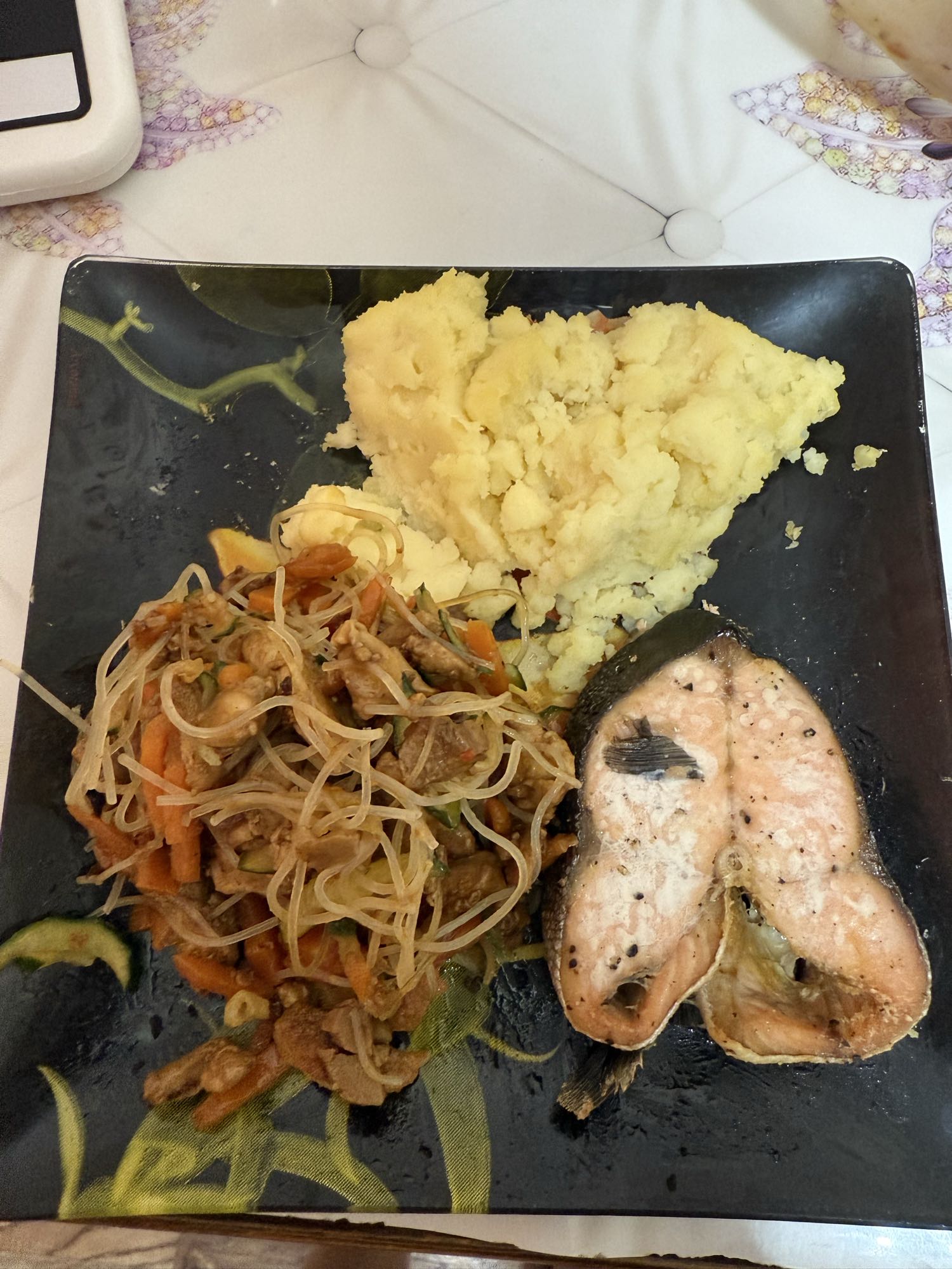 Рыба с лапшой и пюре