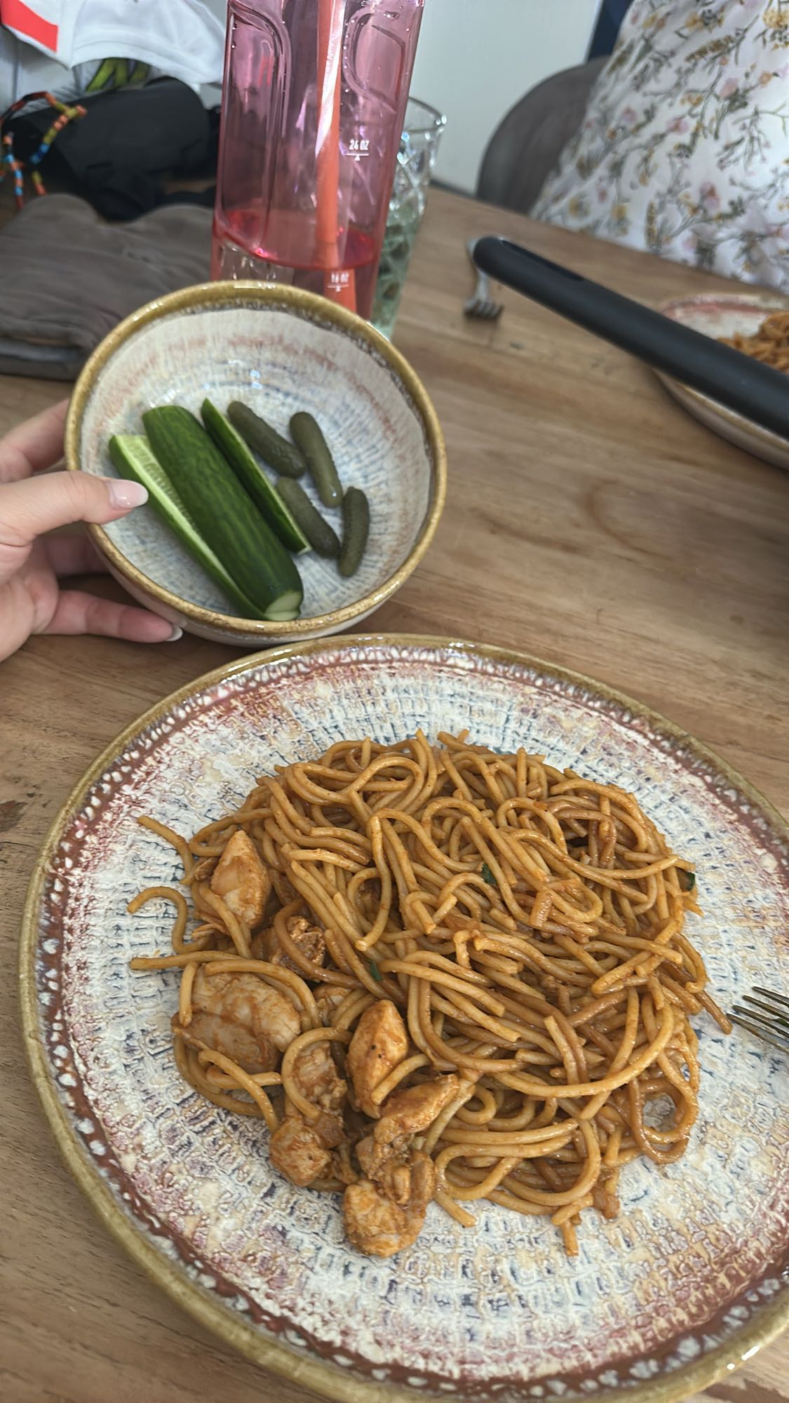 noedels met kip en komkommer