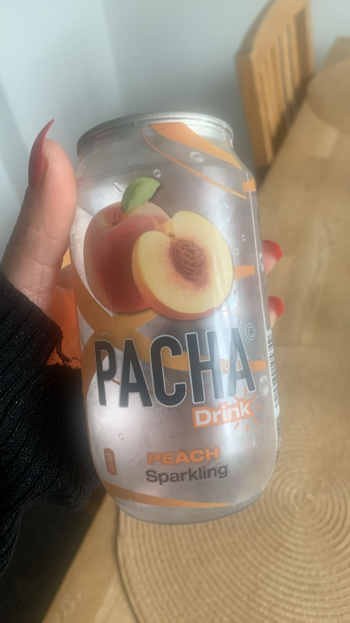 Persika kolsyrad dryck