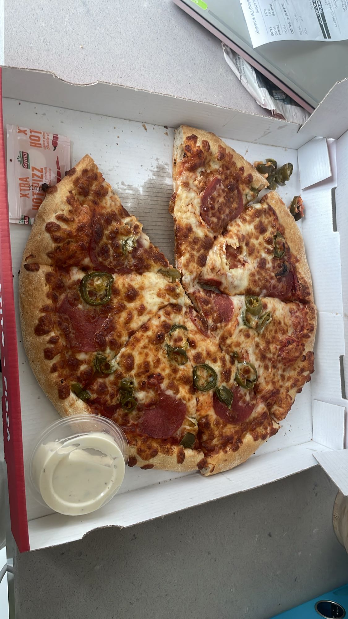 Pepperoni pizza met dip