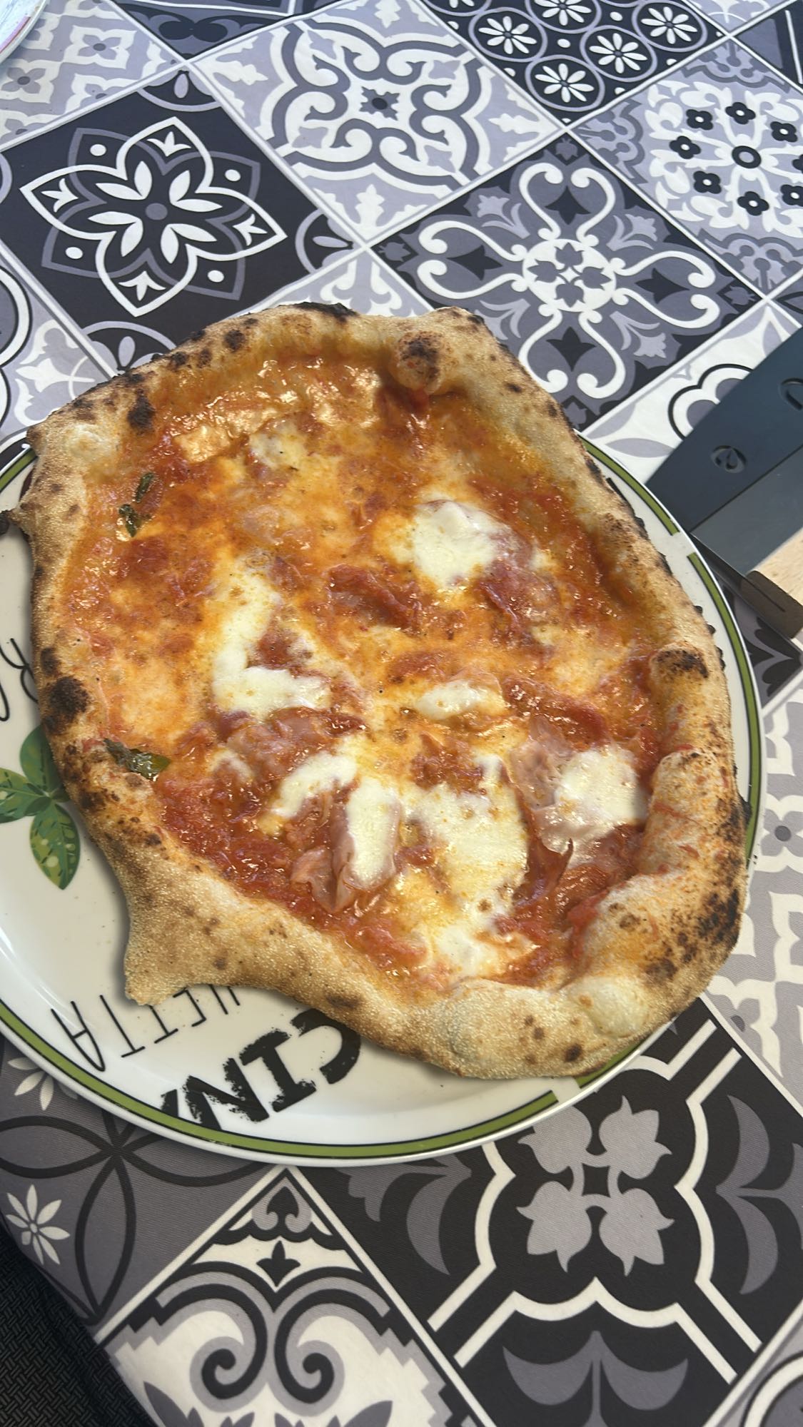 Pizza Margherita con Prosciutto