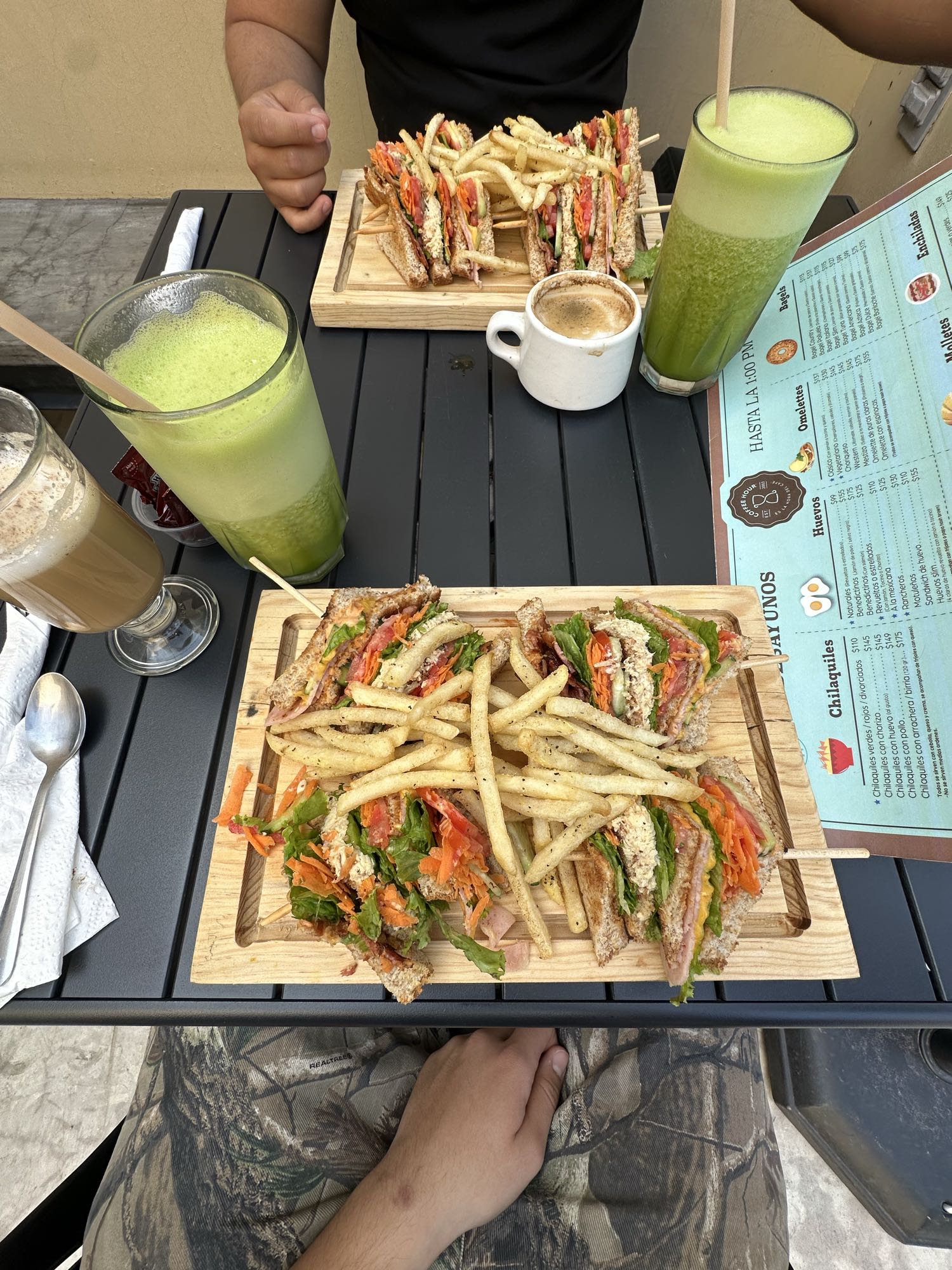 Sándwich club con papas