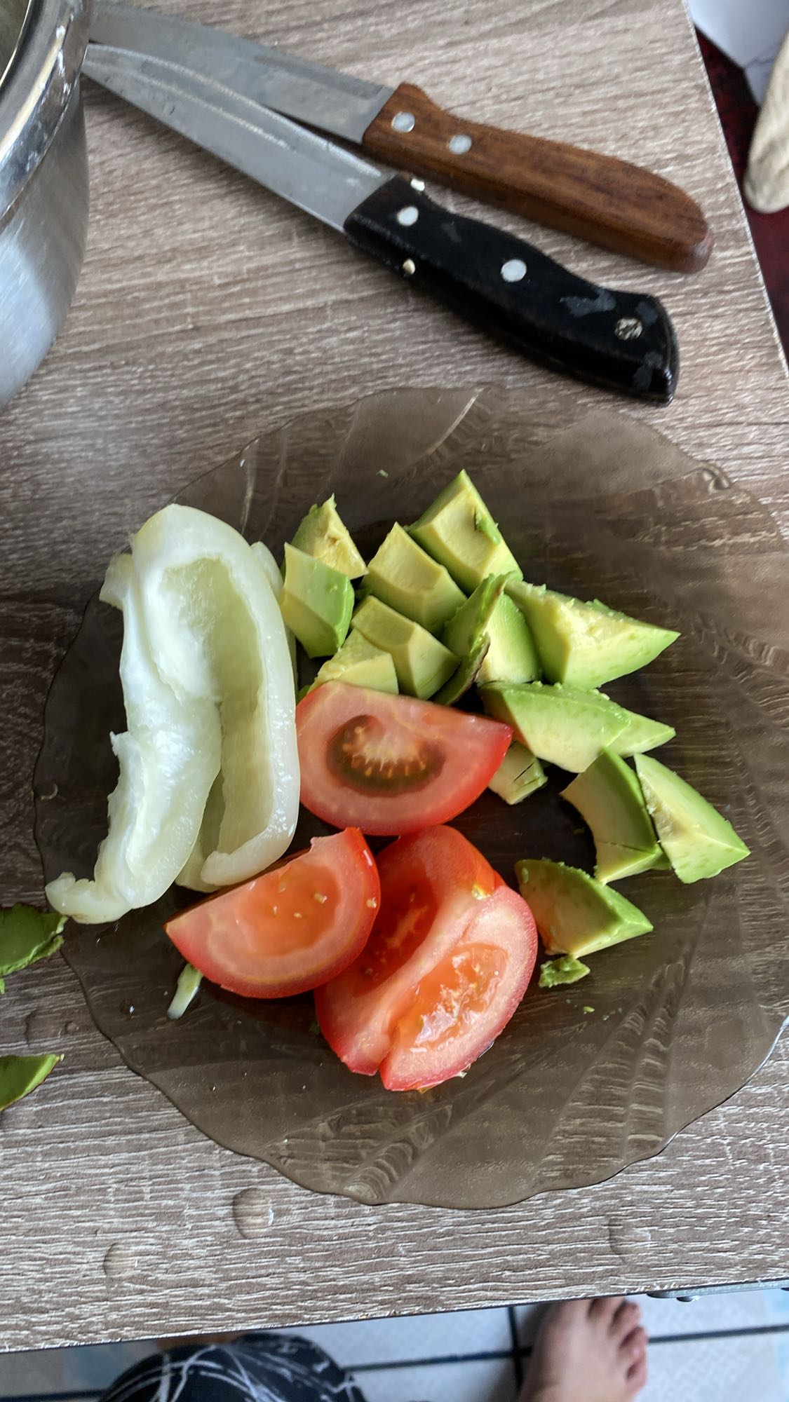 Salată cu avocado și legume