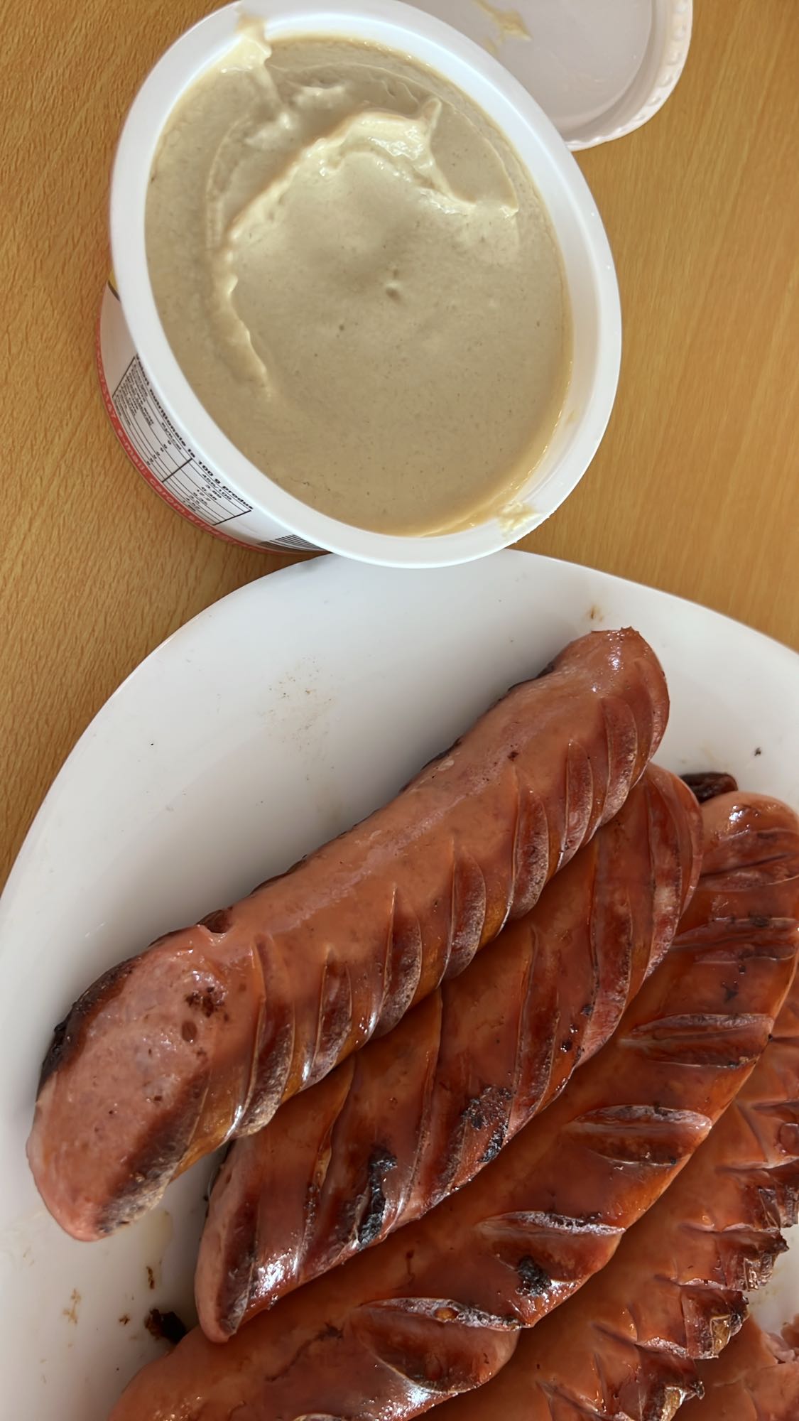 Crenvurști cu sos de muștar