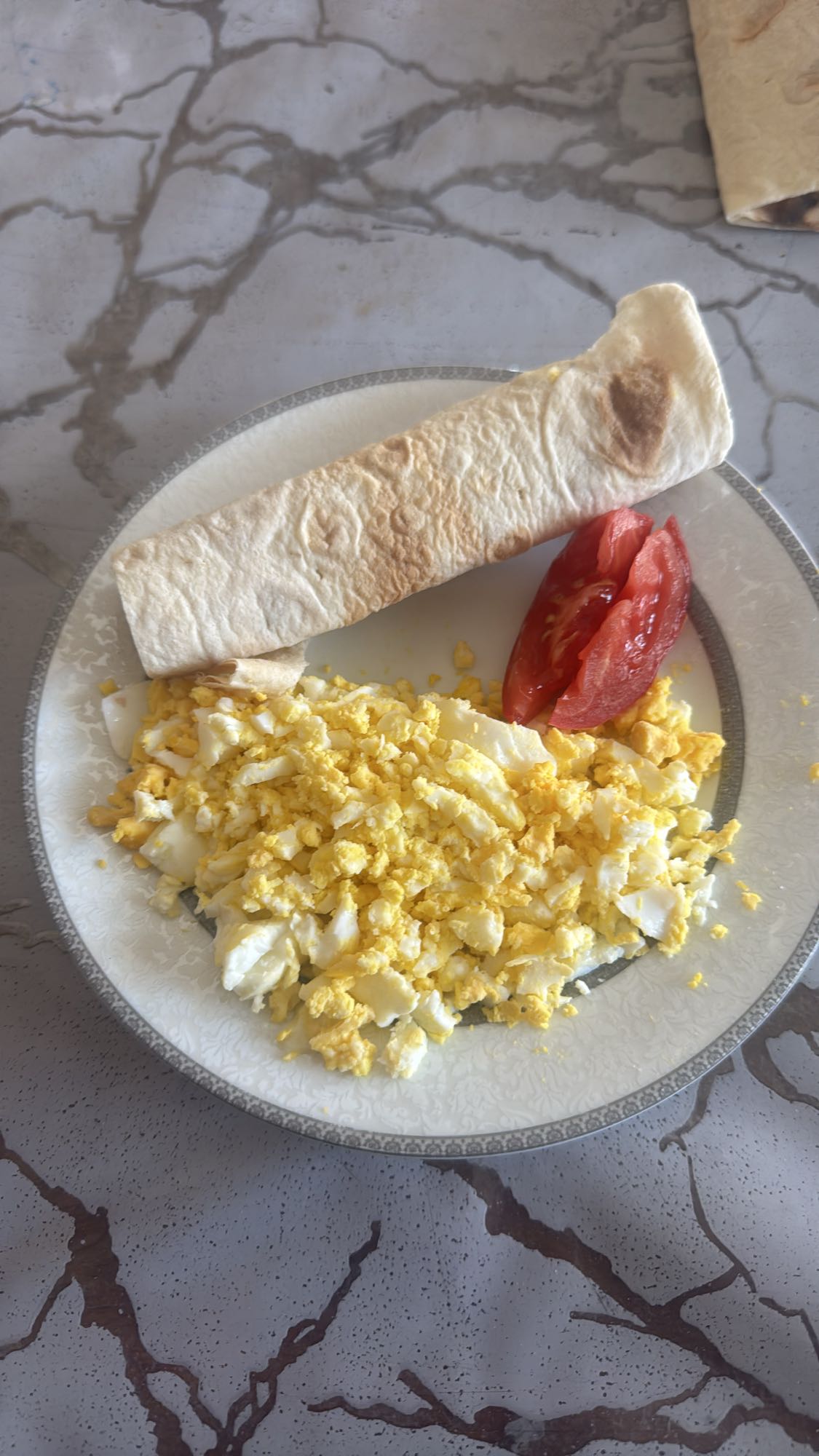 яйца с лавашом и томатом