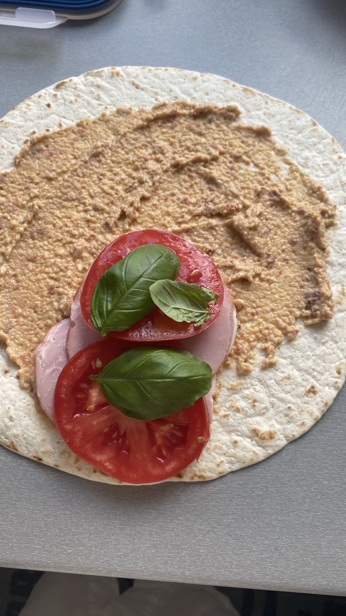 Wrap z hummusem i szynką