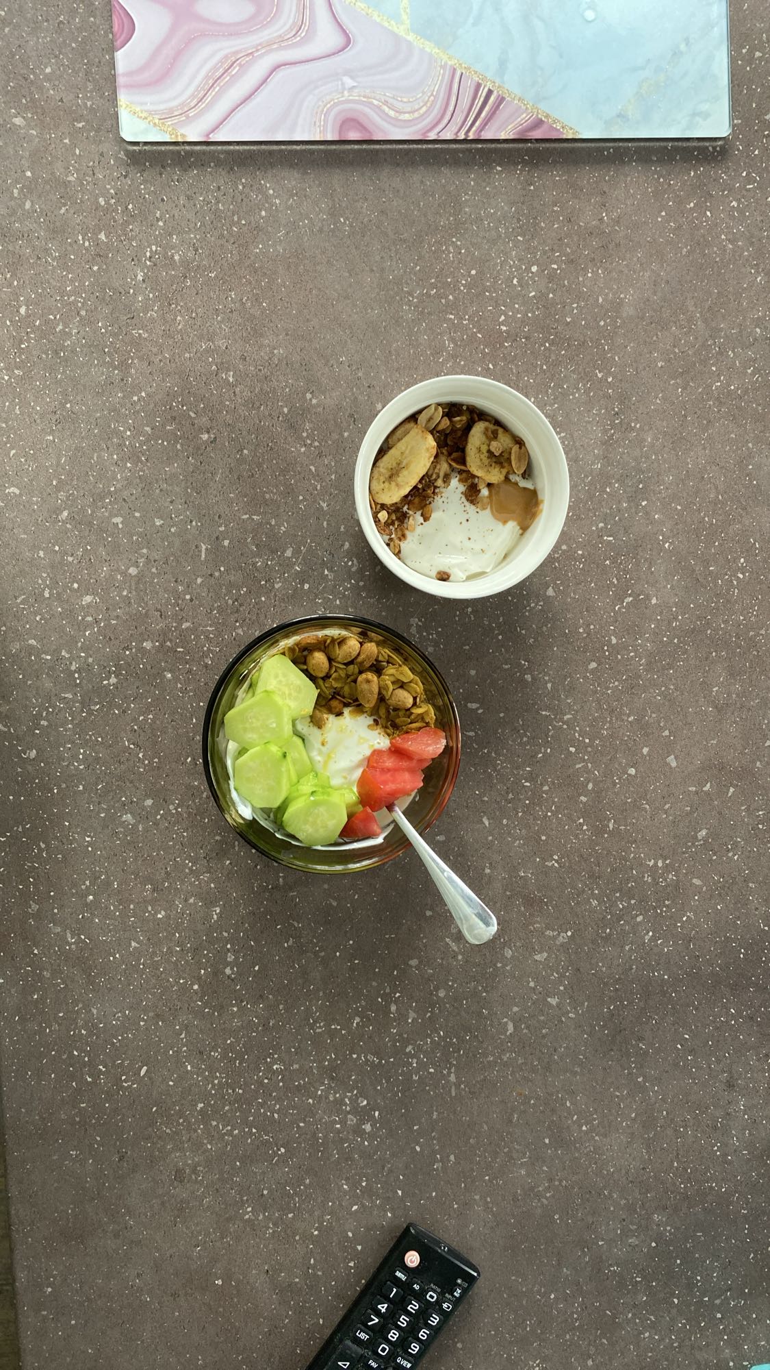 Mic dejun cu iaurt și fructe